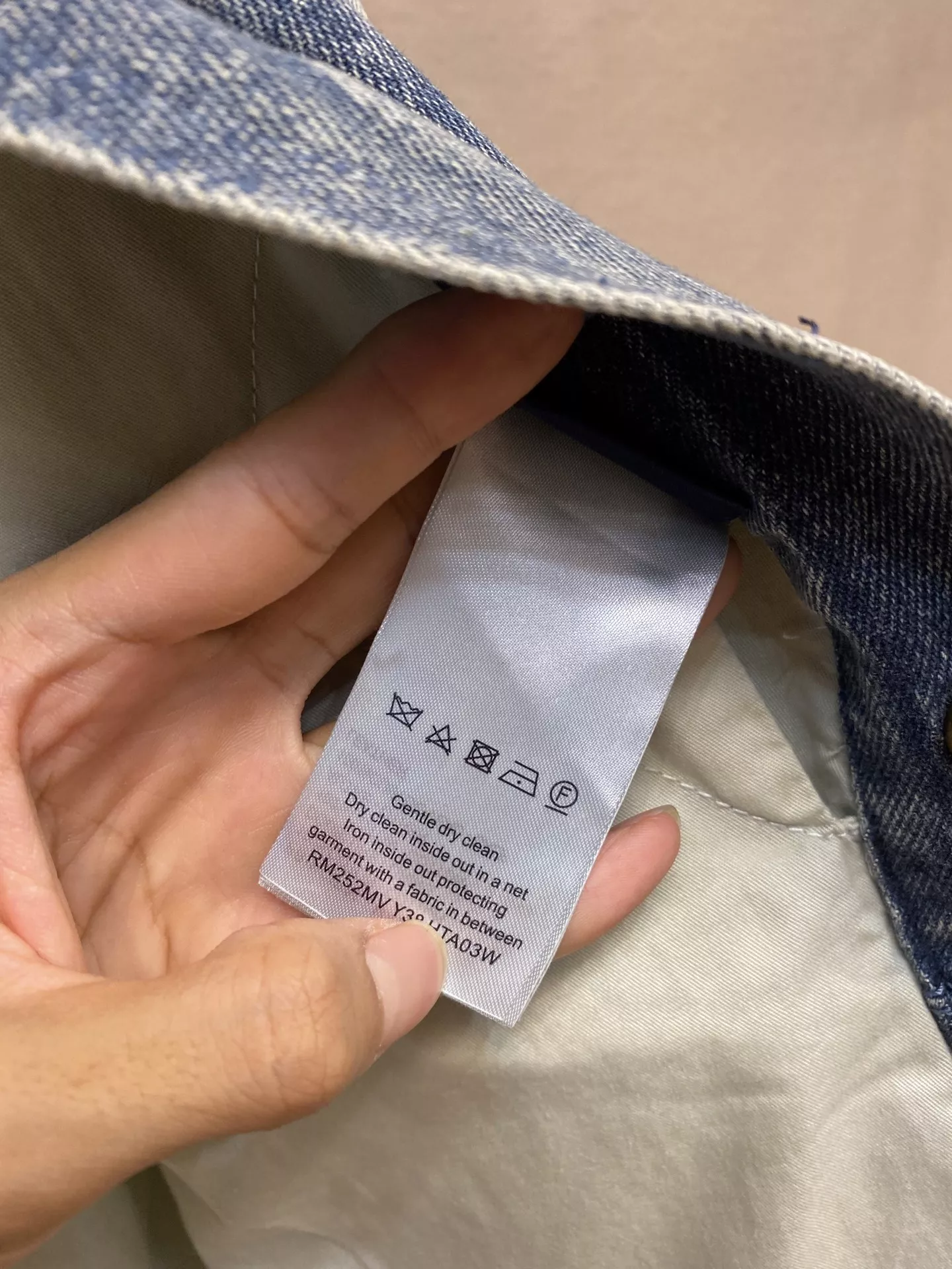 루이비통 모노그램 엠보싱 디테일 데님 재킷 상세 이미지 7
