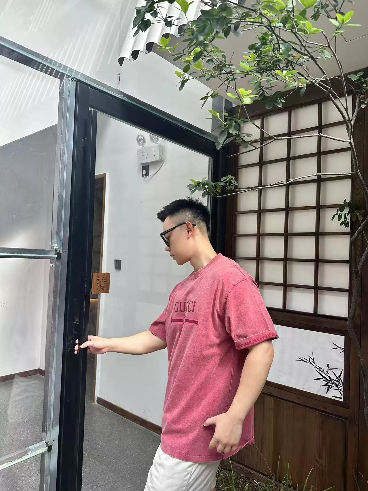 구찌 워싱 빈티지 레터링 반소매 티셔츠 상세 이미지 9