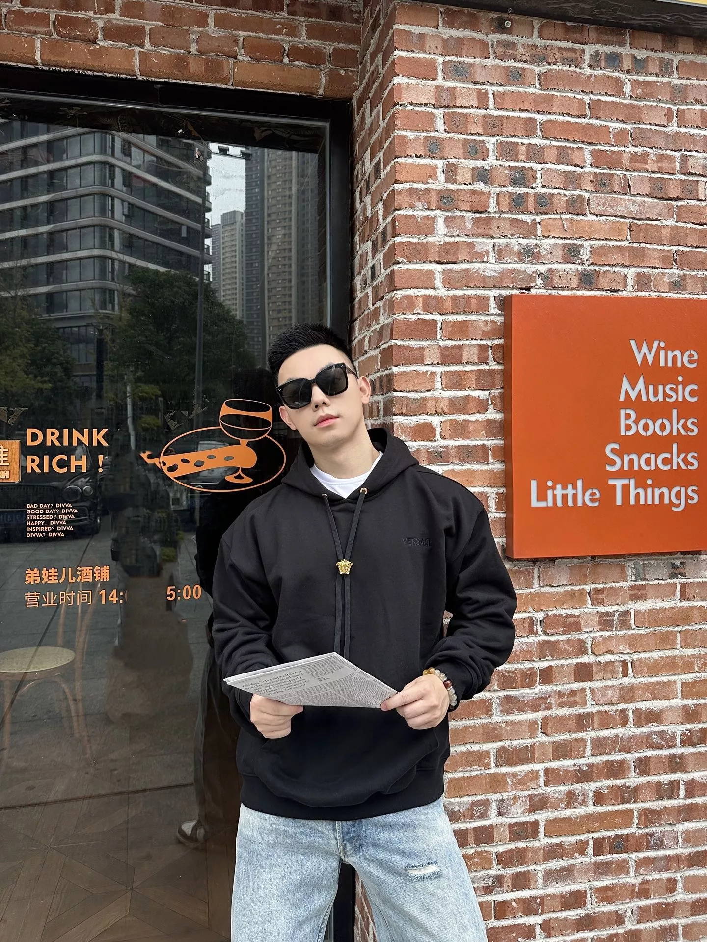 베르사체 로고 자수 디테일의 긴소매 후드 티셔츠 상세 이미지 10
