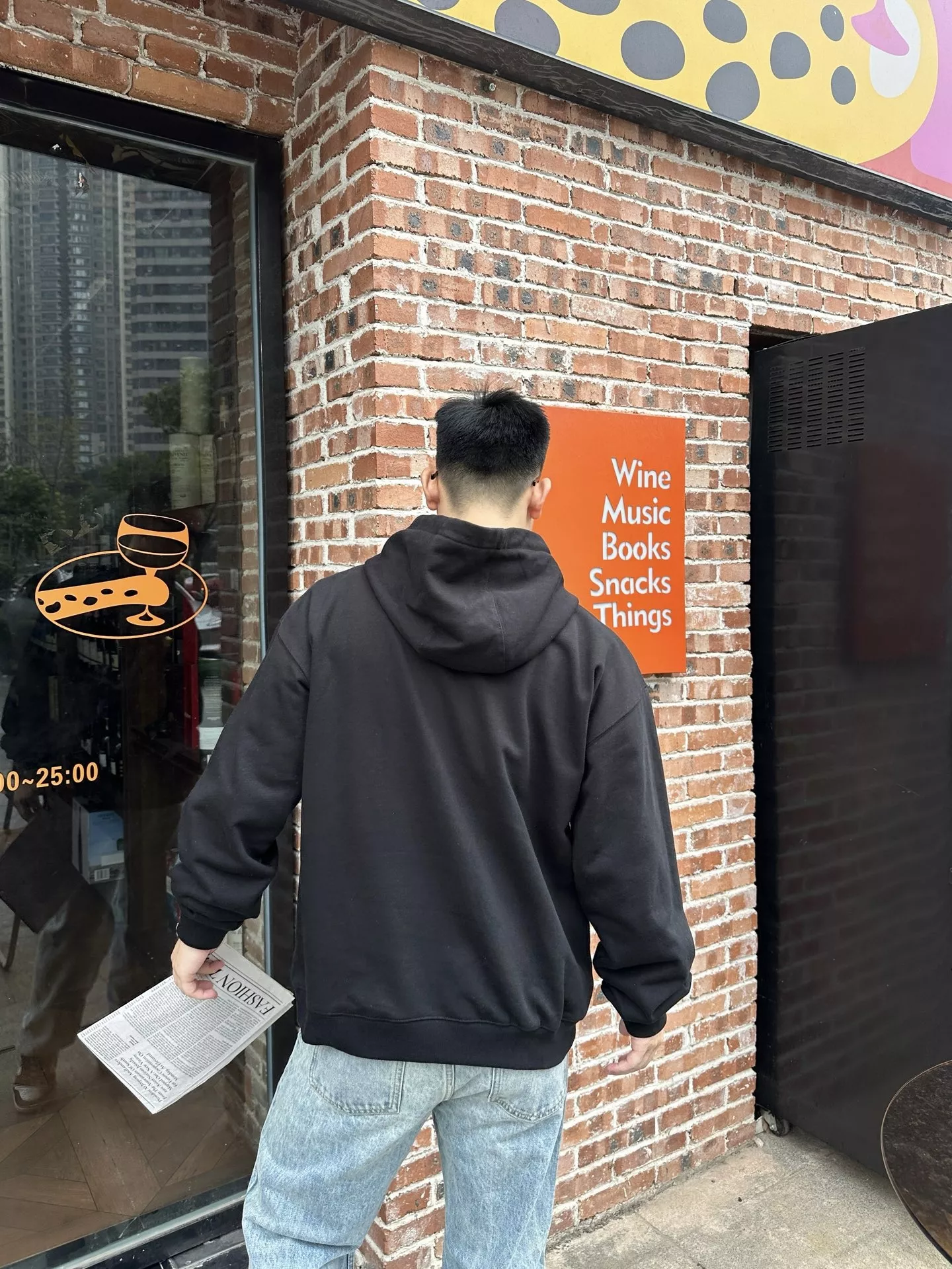 베르사체 로고 자수 디테일의 긴소매 후드 티셔츠 상세 이미지 12