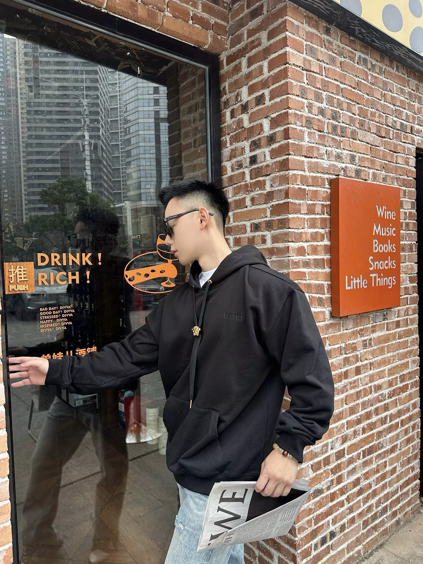 베르사체 로고 자수 디테일의 긴소매 후드 티셔츠 상세 이미지 15