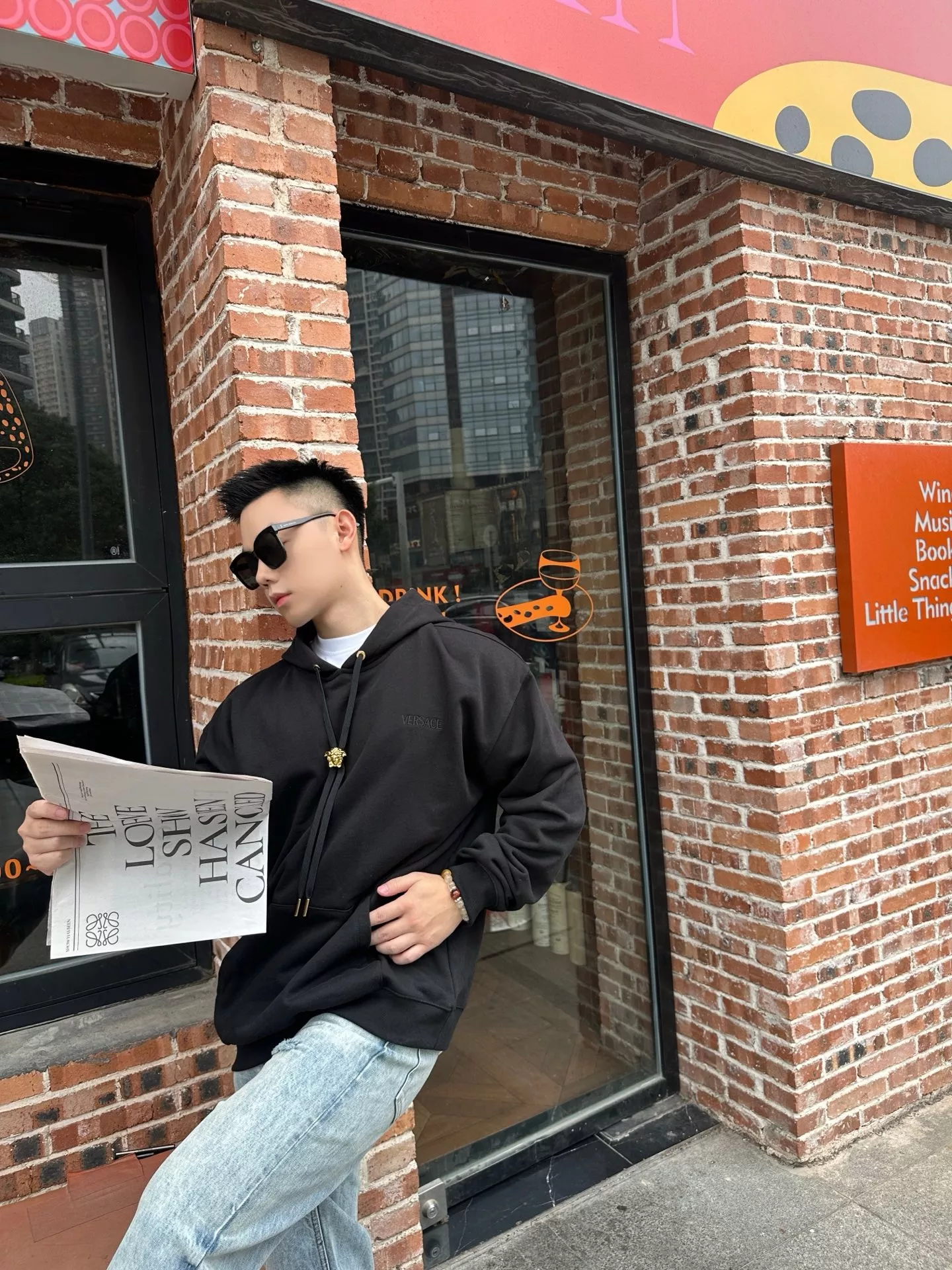 베르사체 로고 자수 디테일의 긴소매 후드 티셔츠 상세 이미지 11