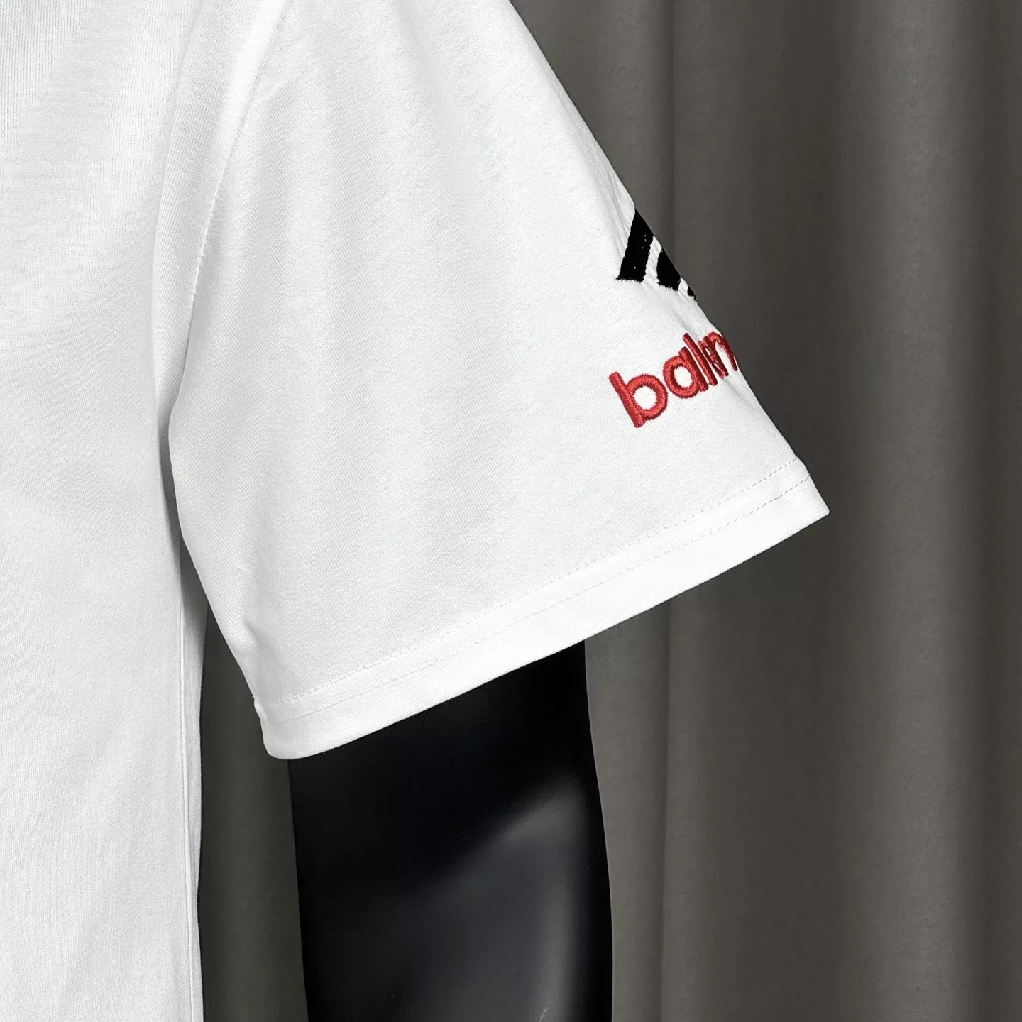 발렌시아가 3M 자수 빅 B 로고 라운드넥 반소매 티셔츠 상세 이미지 16