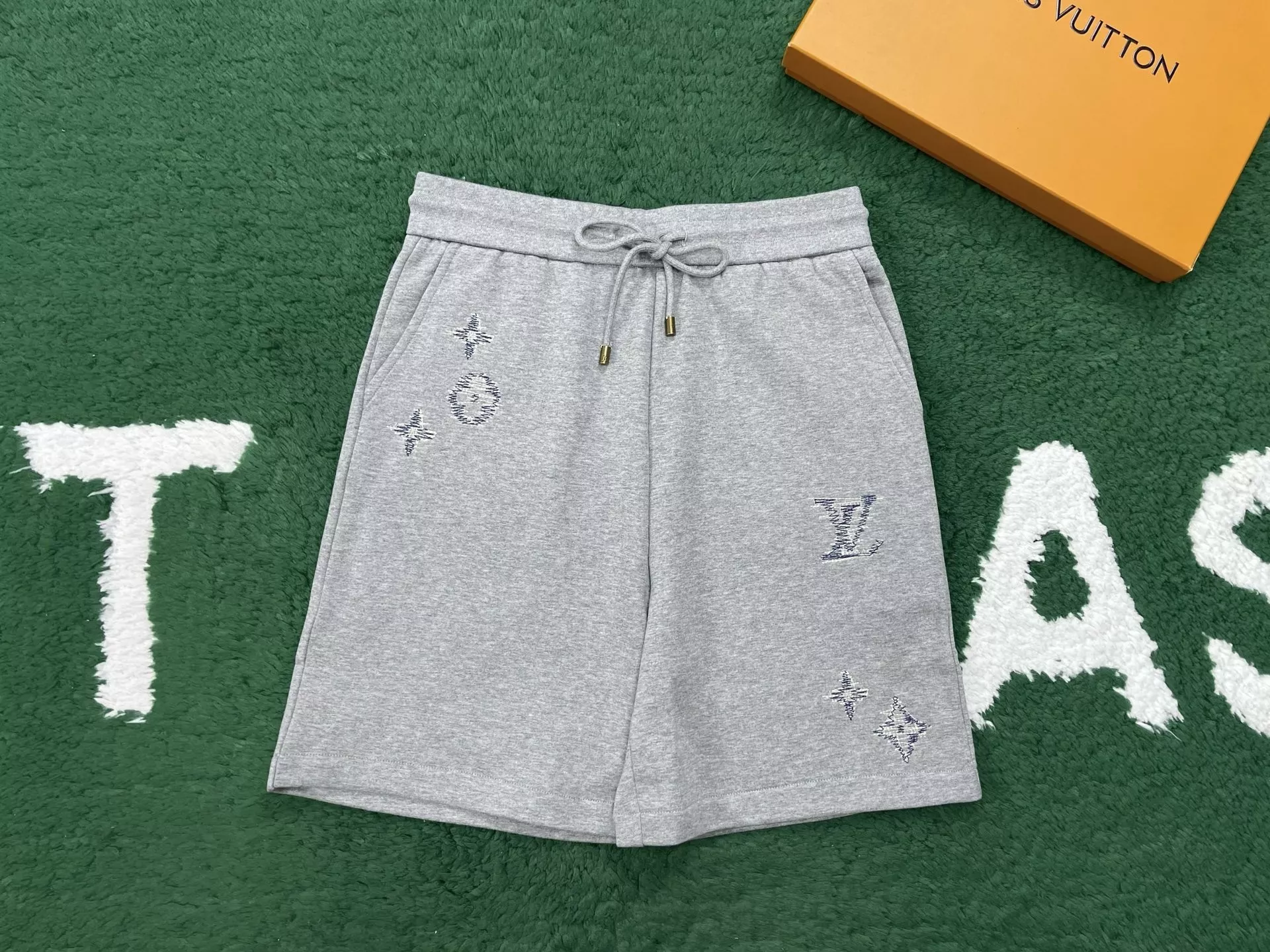 루이비통 자수 로고 집업 후드와 반바지 세트 상세 이미지 11
