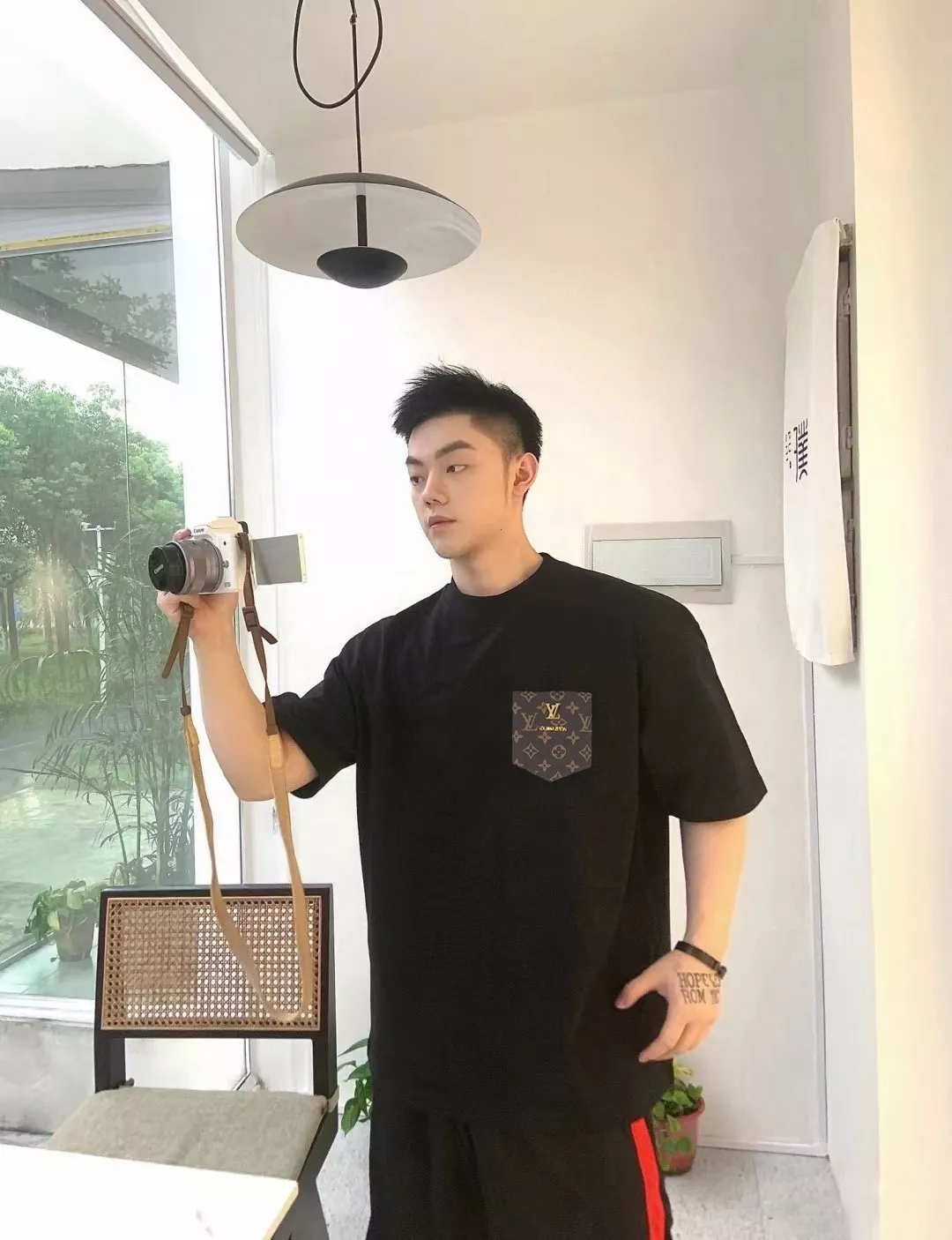 루이비통 모노그램 가죽 포켓 디테일 반소매 티셔츠 상세 이미지 11