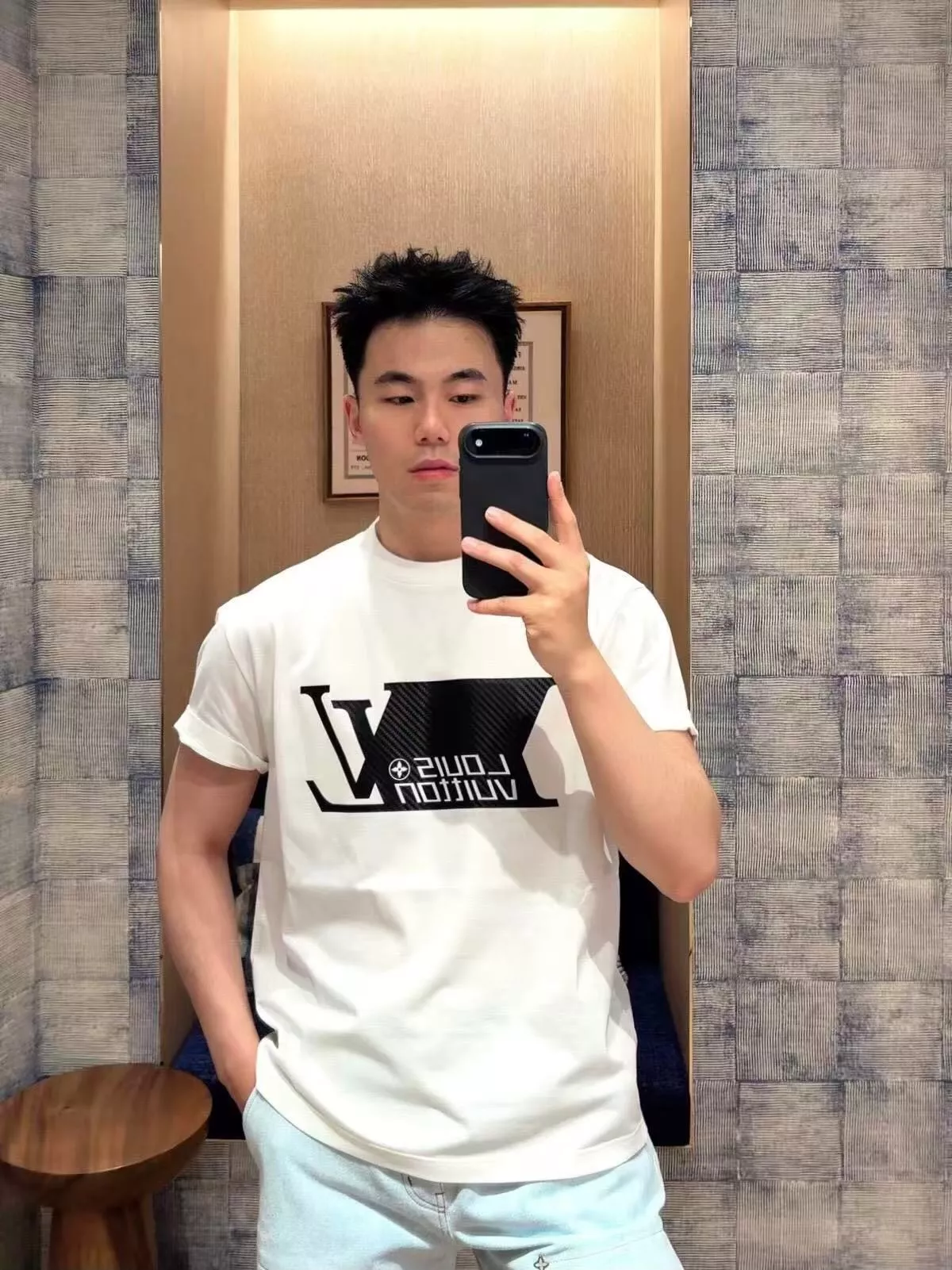 루이비통 탄소섬유 레터 로고 프린트 반소매 티셔츠 상세 이미지 13