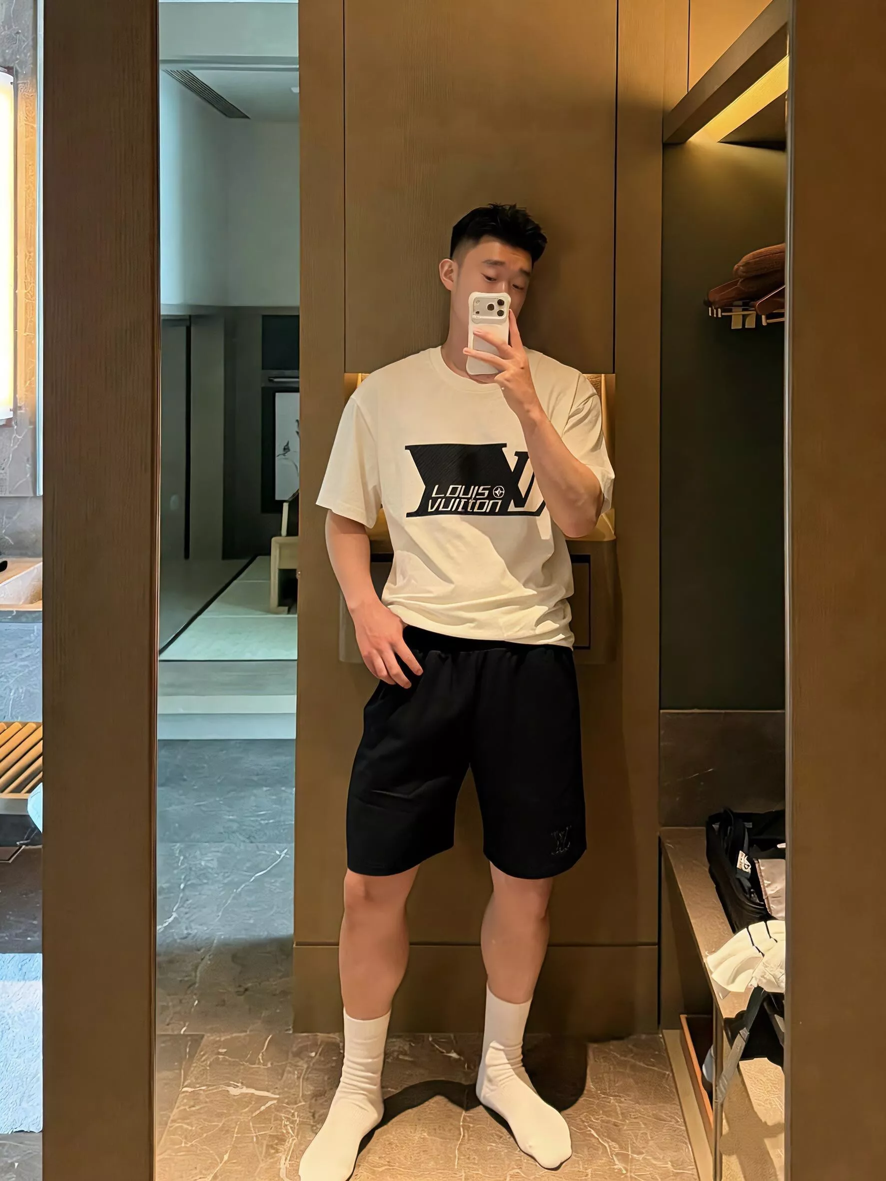 루이비통 탄소섬유 레터 로고 프린트 반소매 티셔츠 상세 이미지 16