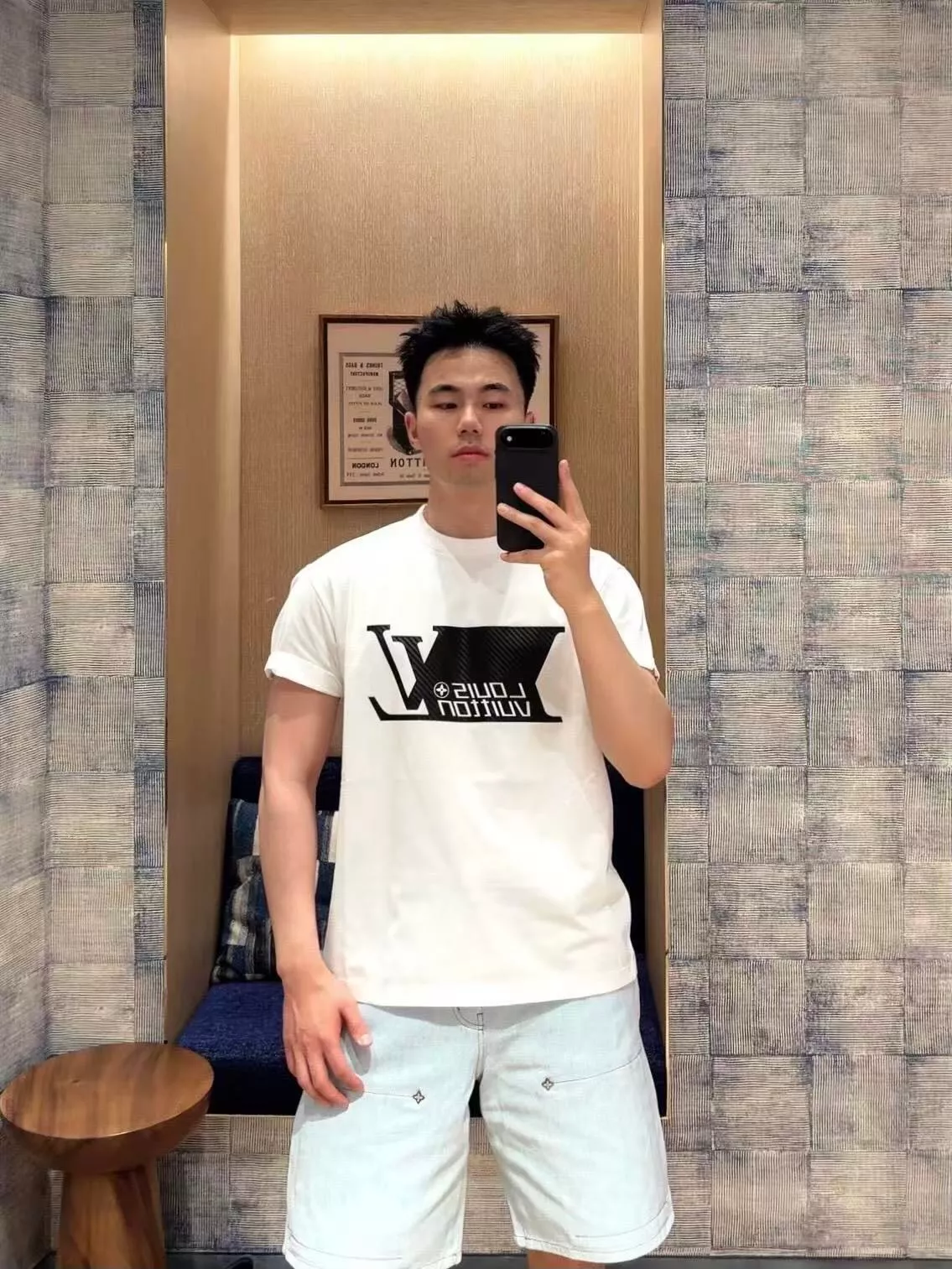 루이비통 탄소섬유 레터 로고 프린트 반소매 티셔츠 상세 이미지 12
