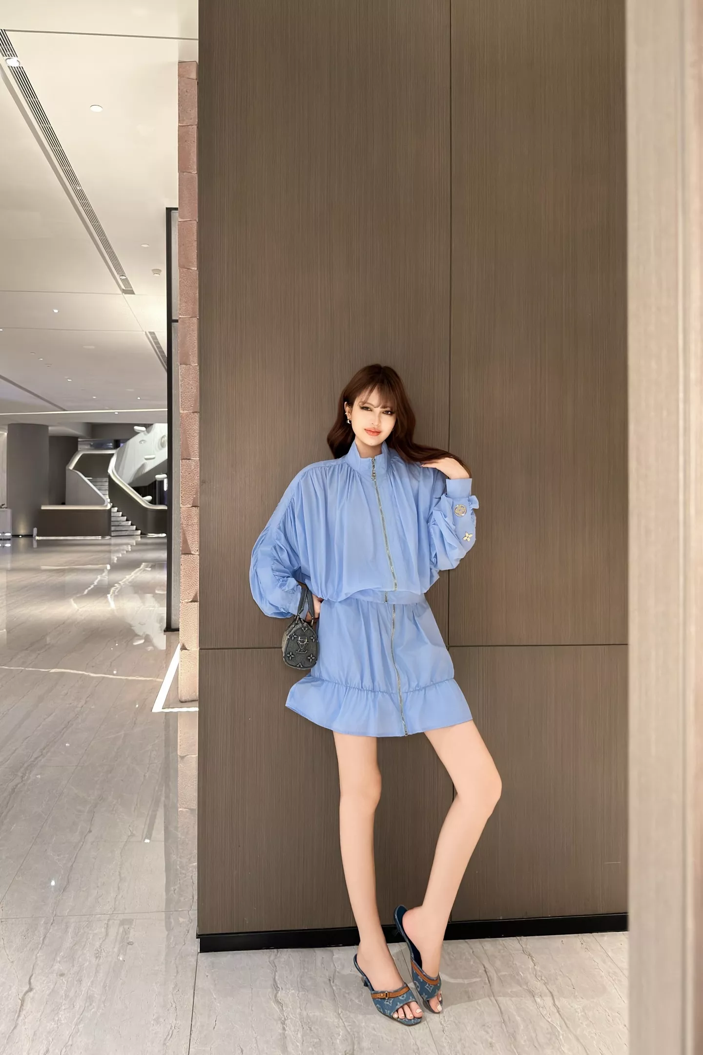 로에베 블루 컬러의 하이웨이스트 미니 스커트 상세 이미지 31