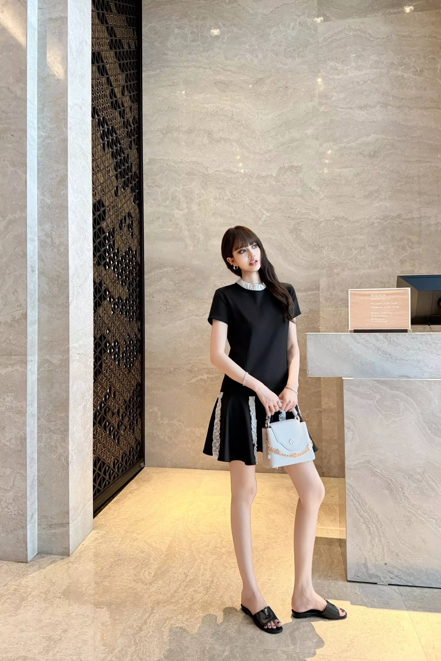 로에베 블랙 프릴 배색 반소매 원피스 상세 이미지 47