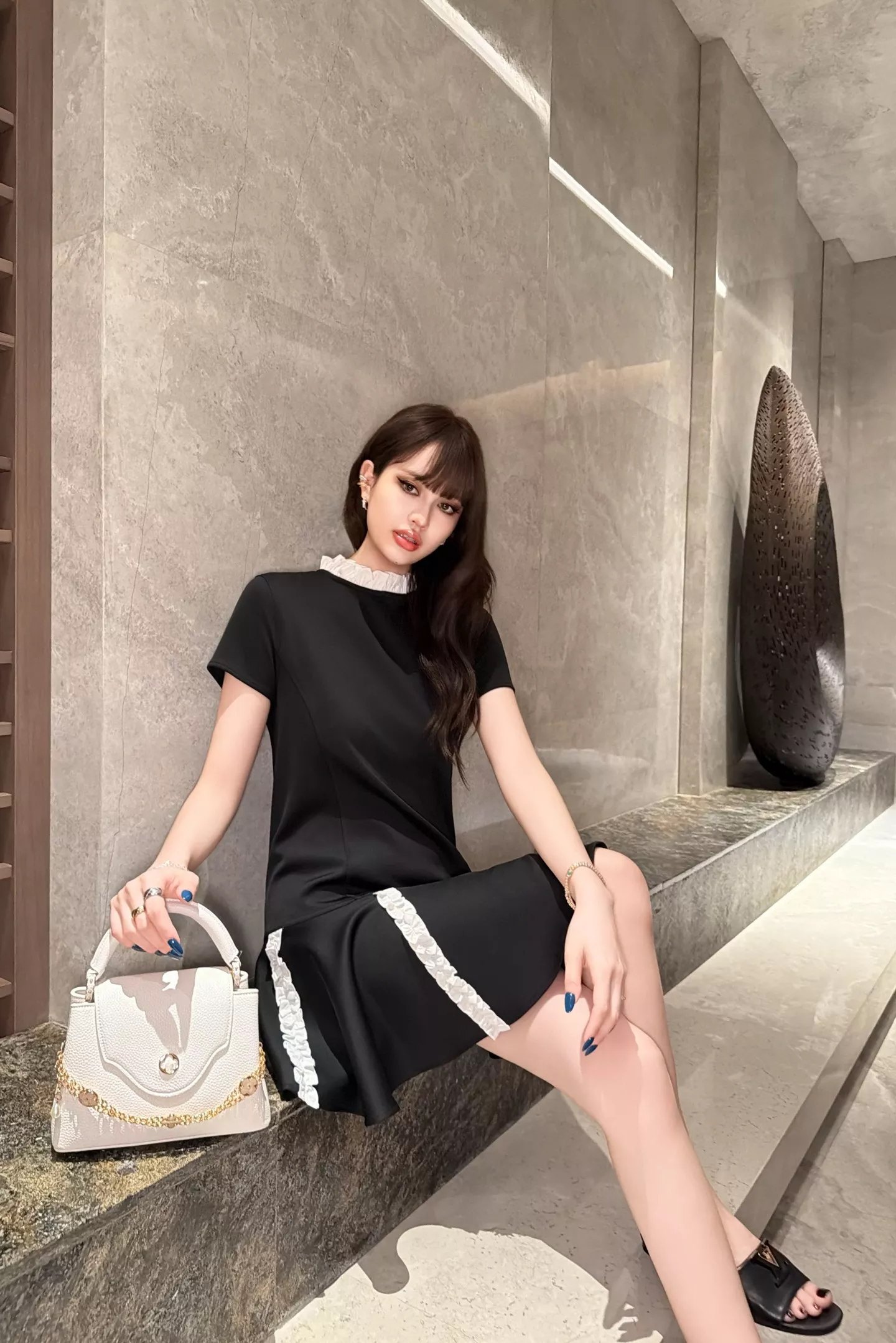 로에베 블랙 프릴 배색 반소매 원피스 상세 이미지 44