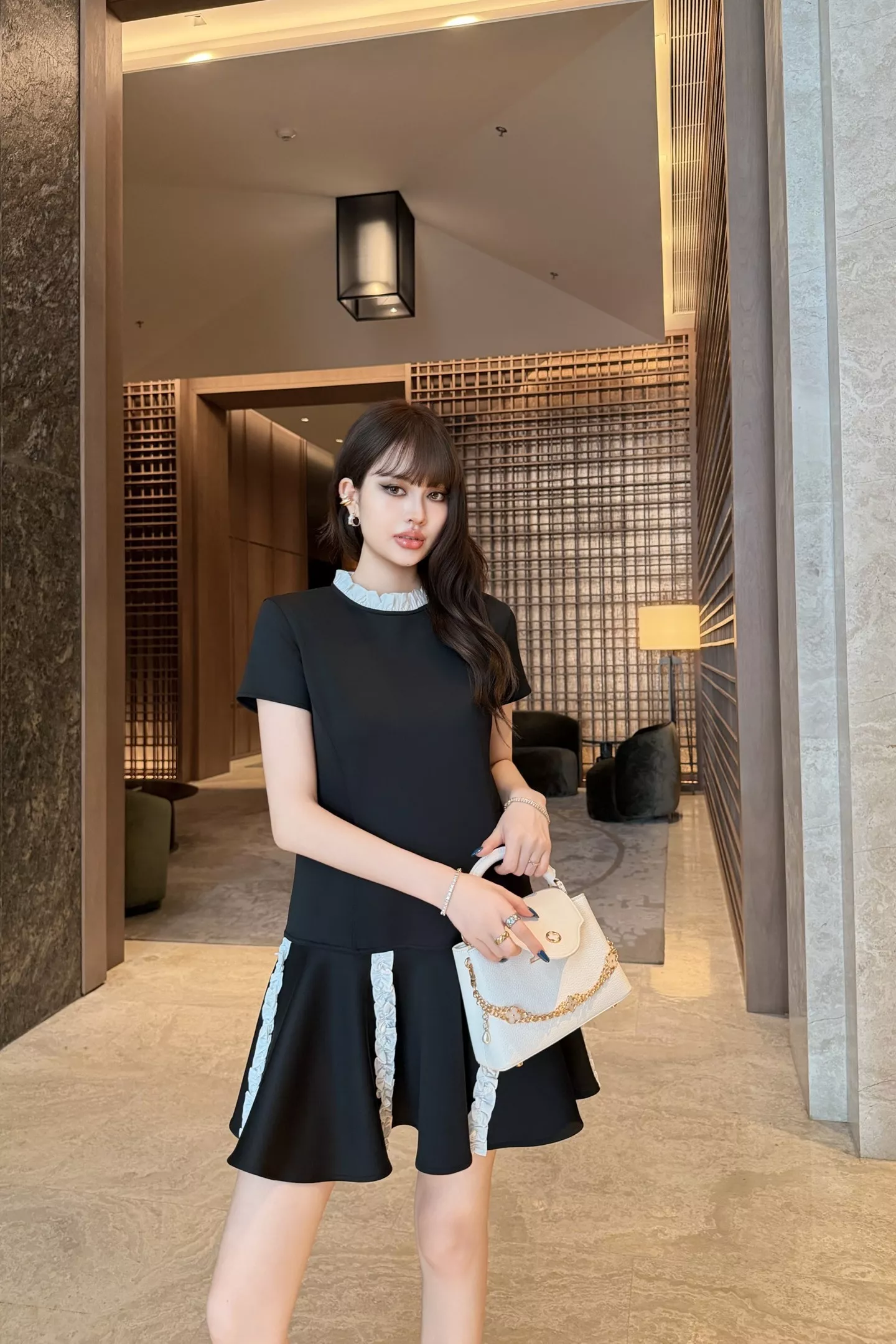 로에베 블랙 프릴 배색 반소매 원피스 상세 이미지 46