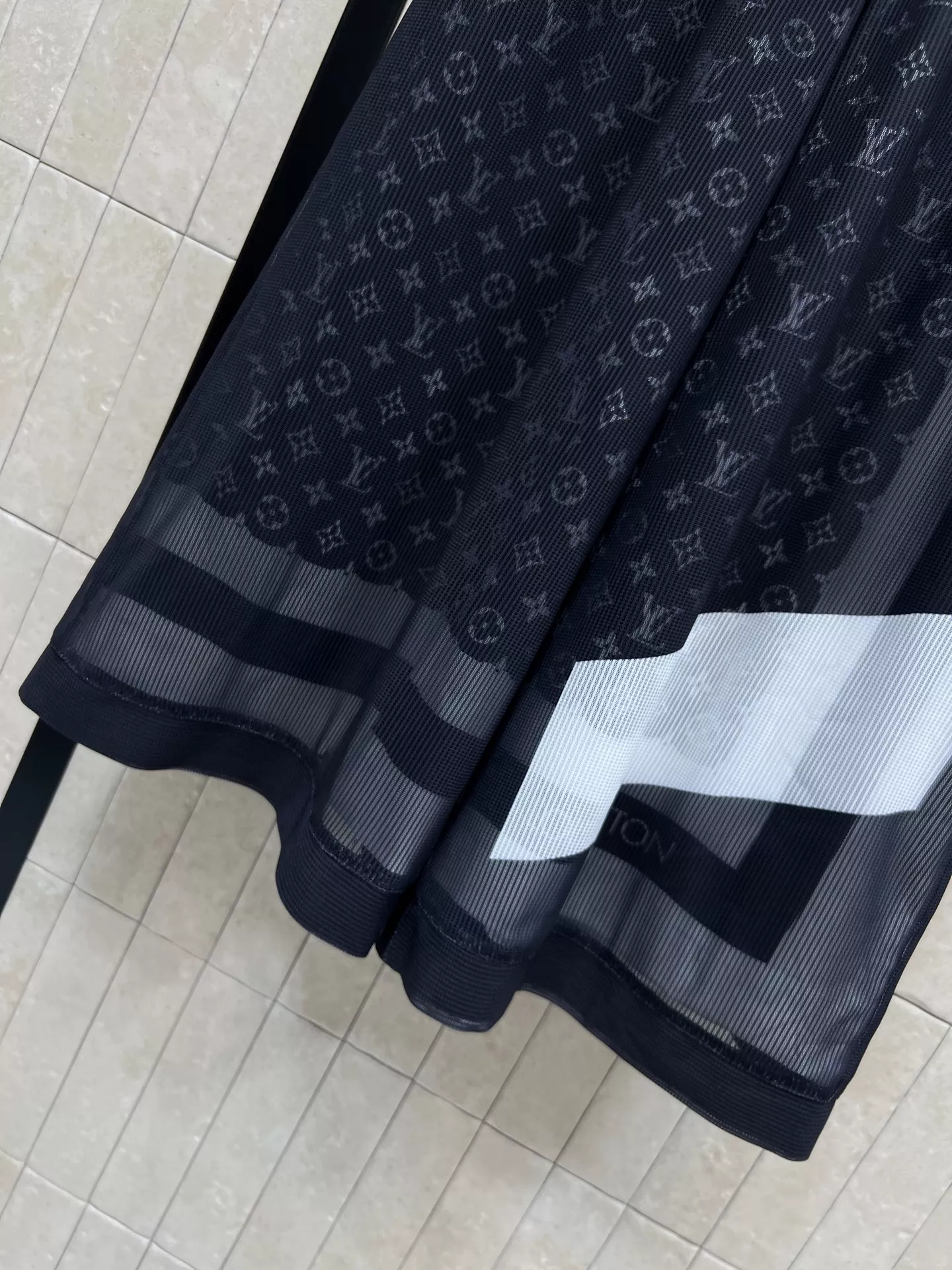 루이비통 모노그램 메쉬 크롭 팬츠 상세 이미지 4