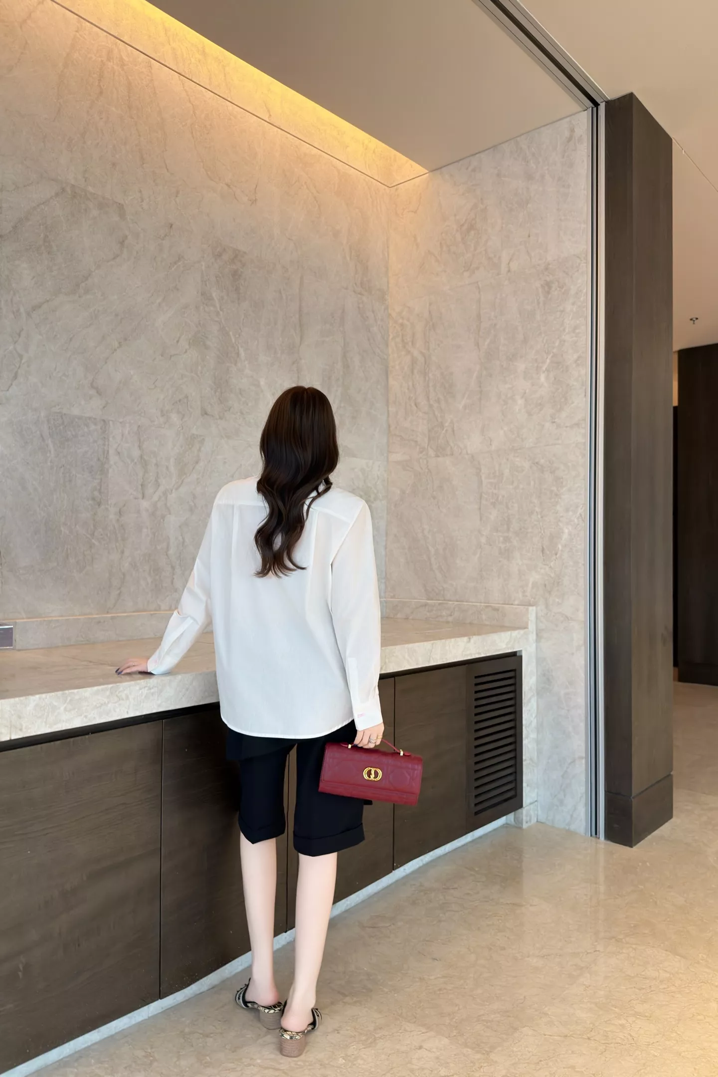 디올 마카롱 컬러 리본 버튼이 포인트인 여성 화이트 긴소매 셔츠 상세 이미지 25