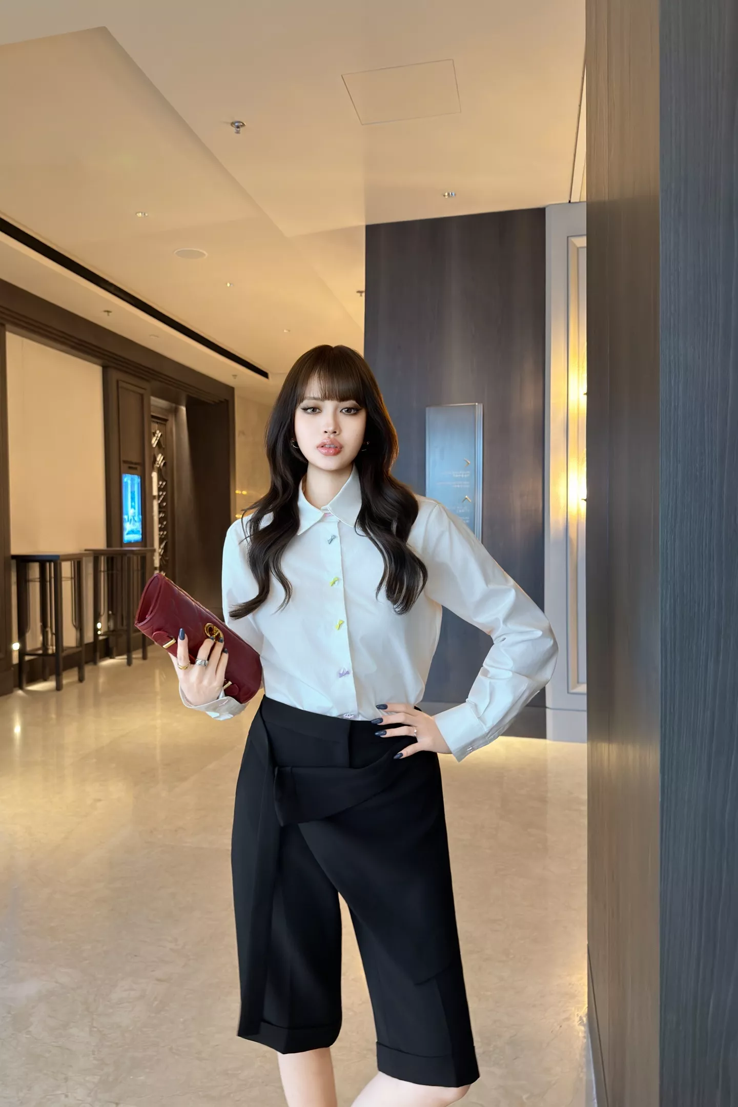 디올 마카롱 컬러 리본 버튼이 포인트인 여성 화이트 긴소매 셔츠 상세 이미지 29