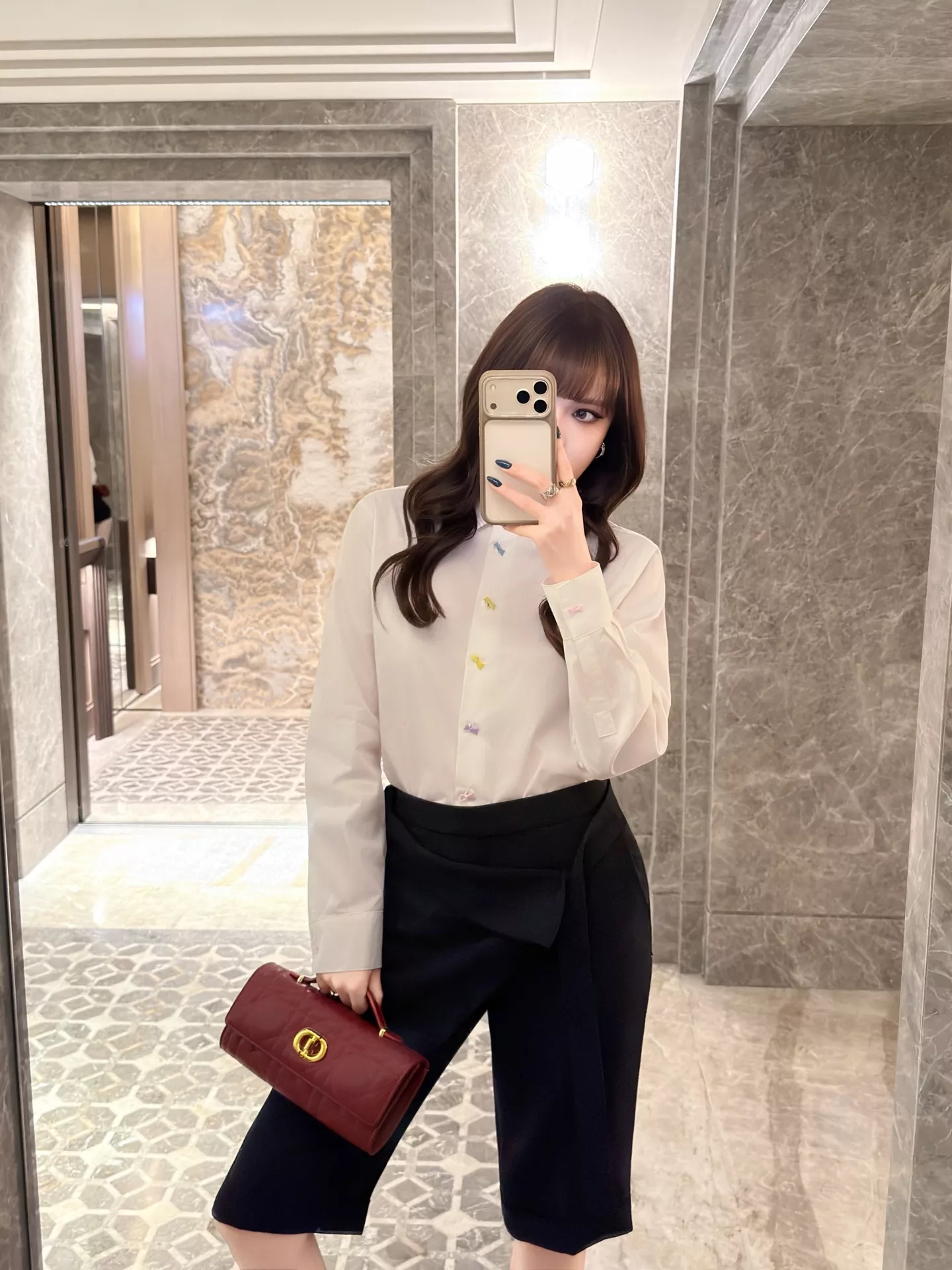 디올 마카롱 컬러 리본 버튼이 포인트인 여성 화이트 긴소매 셔츠 상세 이미지 32