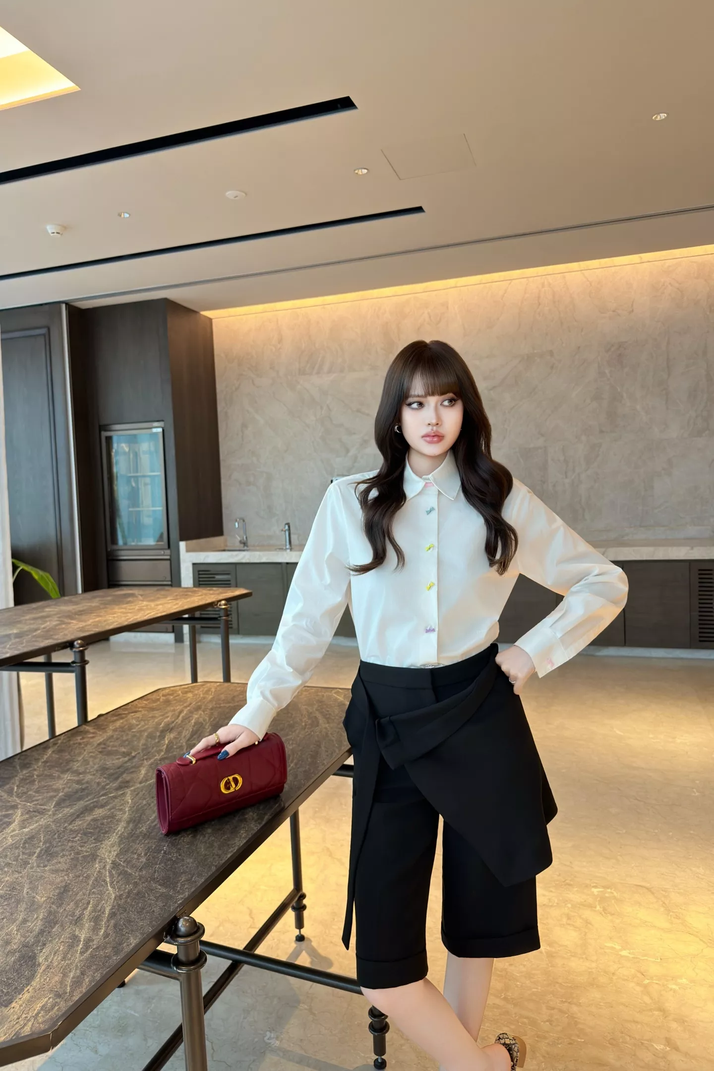 디올 마카롱 컬러 리본 버튼이 포인트인 여성 화이트 긴소매 셔츠 상세 이미지 26