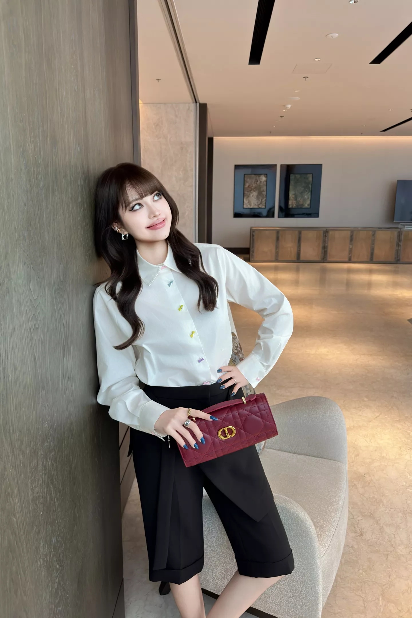디올 마카롱 컬러 리본 버튼이 포인트인 여성 화이트 긴소매 셔츠 상세 이미지 31