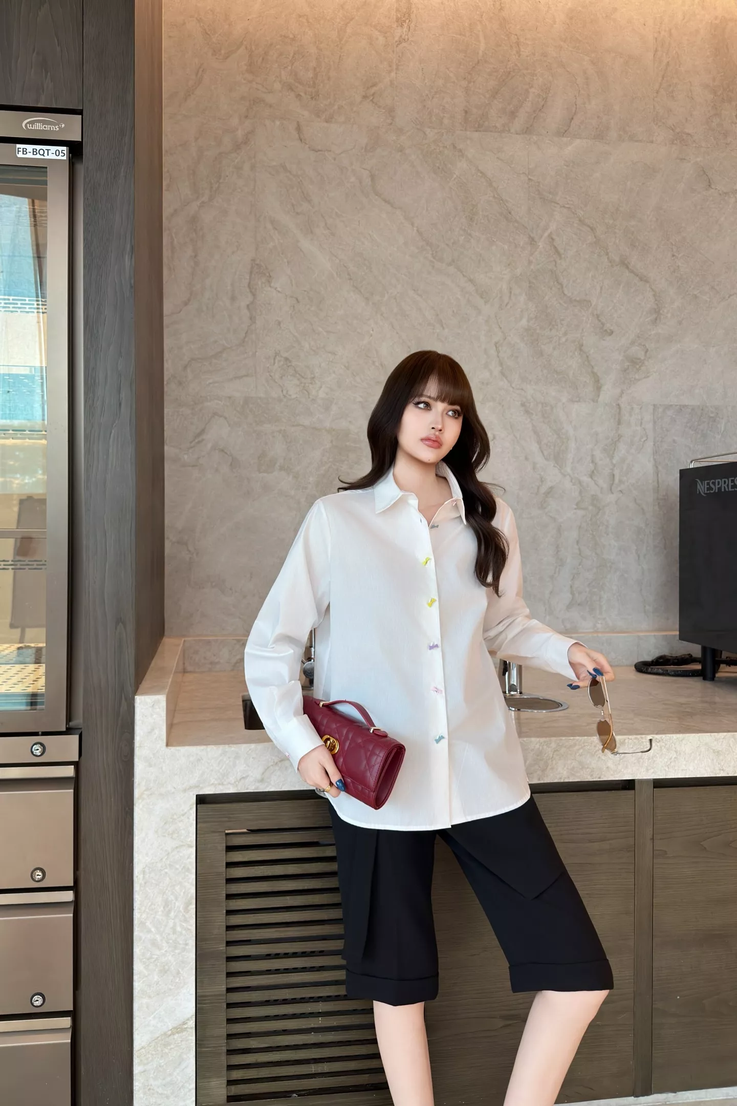디올 마카롱 컬러 리본 버튼이 포인트인 여성 화이트 긴소매 셔츠 상세 이미지 21