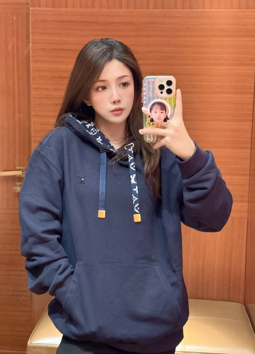 루이비통 로고 포켓 장식 긴소매 후드 티셔츠 상세 이미지 19
