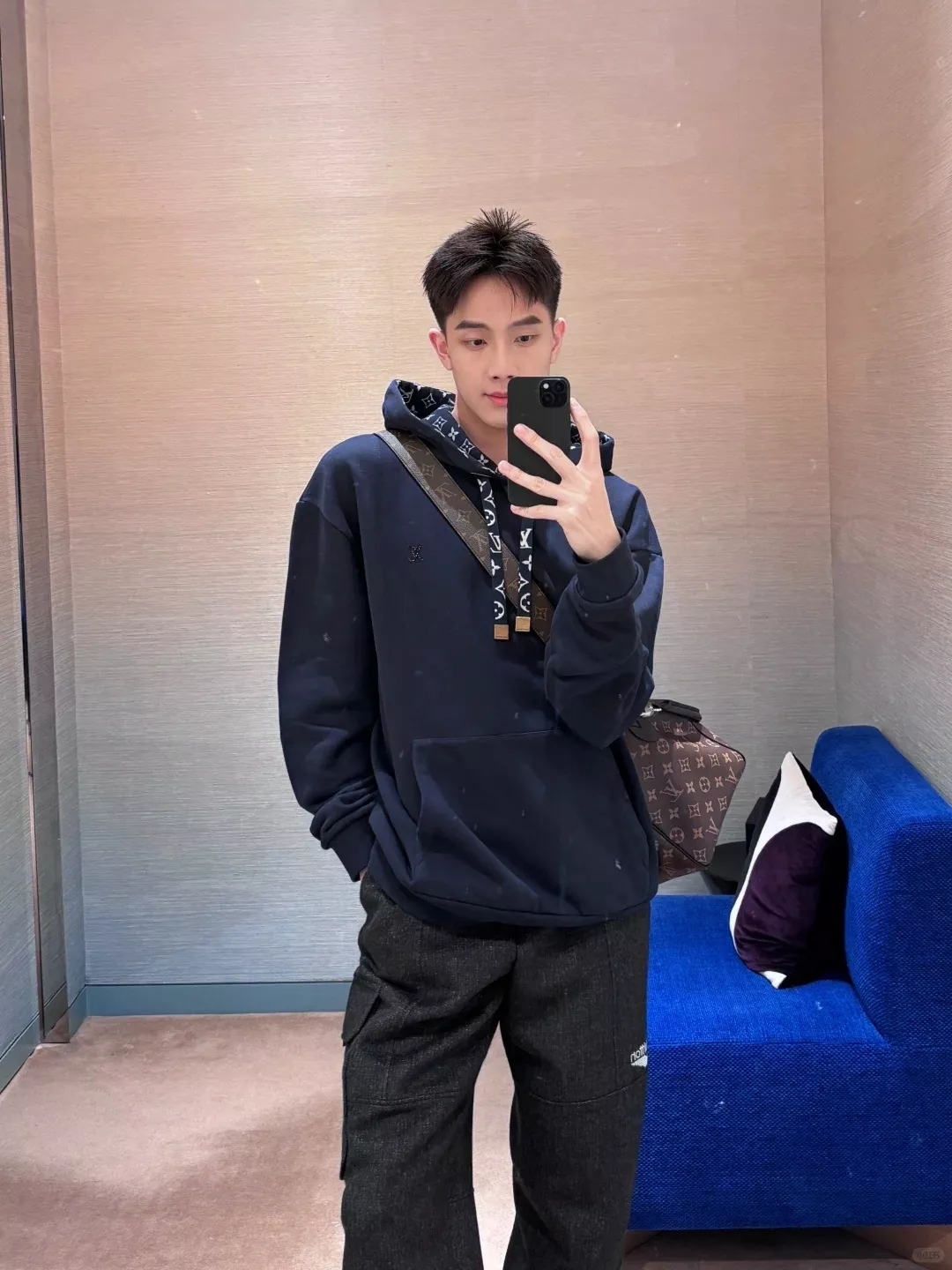 루이비통 로고 포켓 장식 긴소매 후드 티셔츠 상세 이미지 18