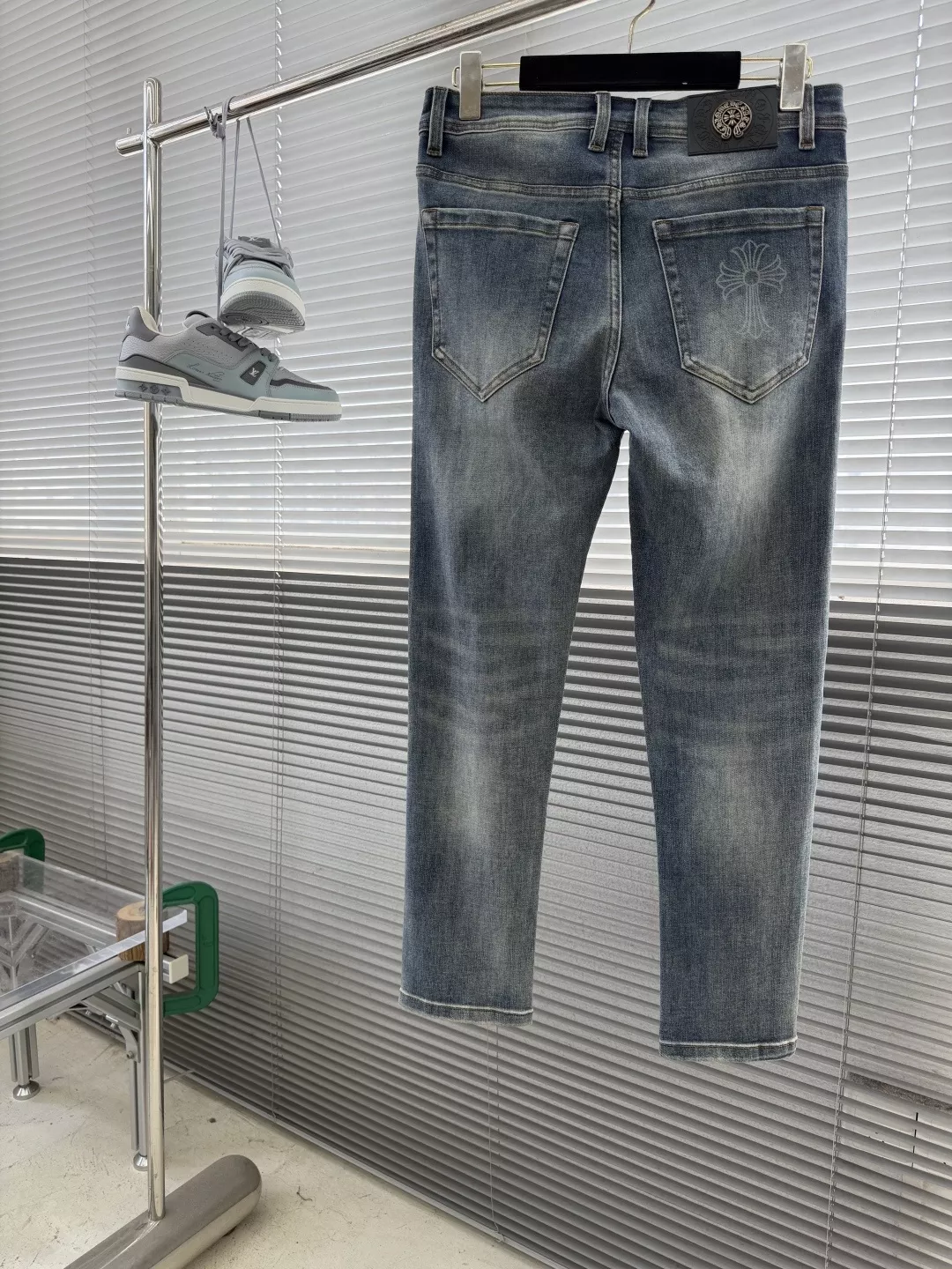 크롬하츠 워싱 데님 롱 팬츠 상세 이미지 2