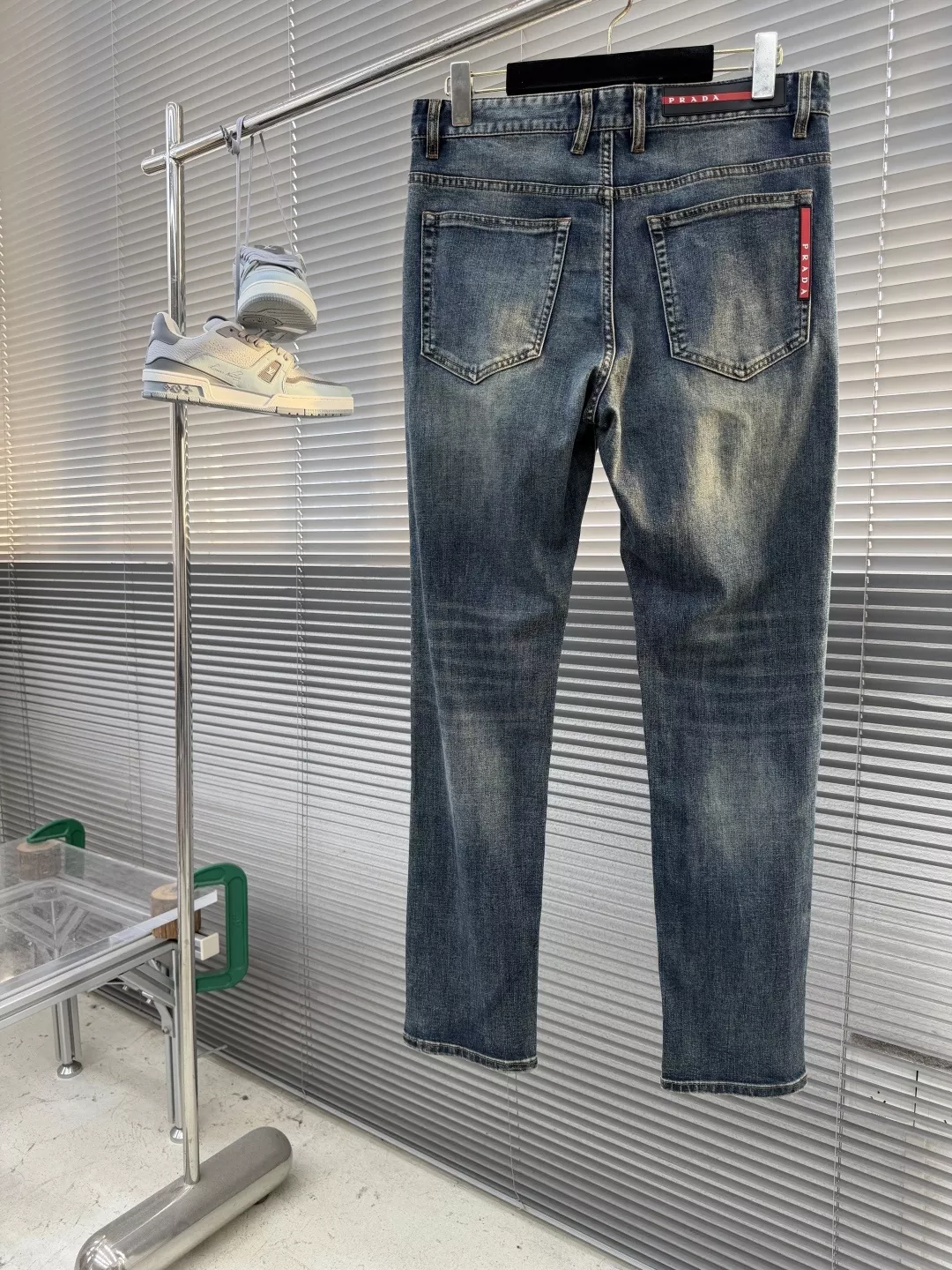 프라다 남성 스트레이트 데님 팬츠 상세 이미지 2