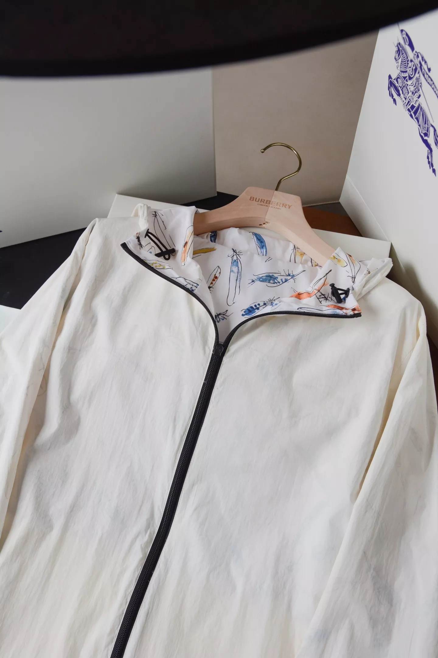 버버리 쿠엔틴 블레이크 협업 깃털 프린트 클랩튼 후드 재킷 상세 이미지 32