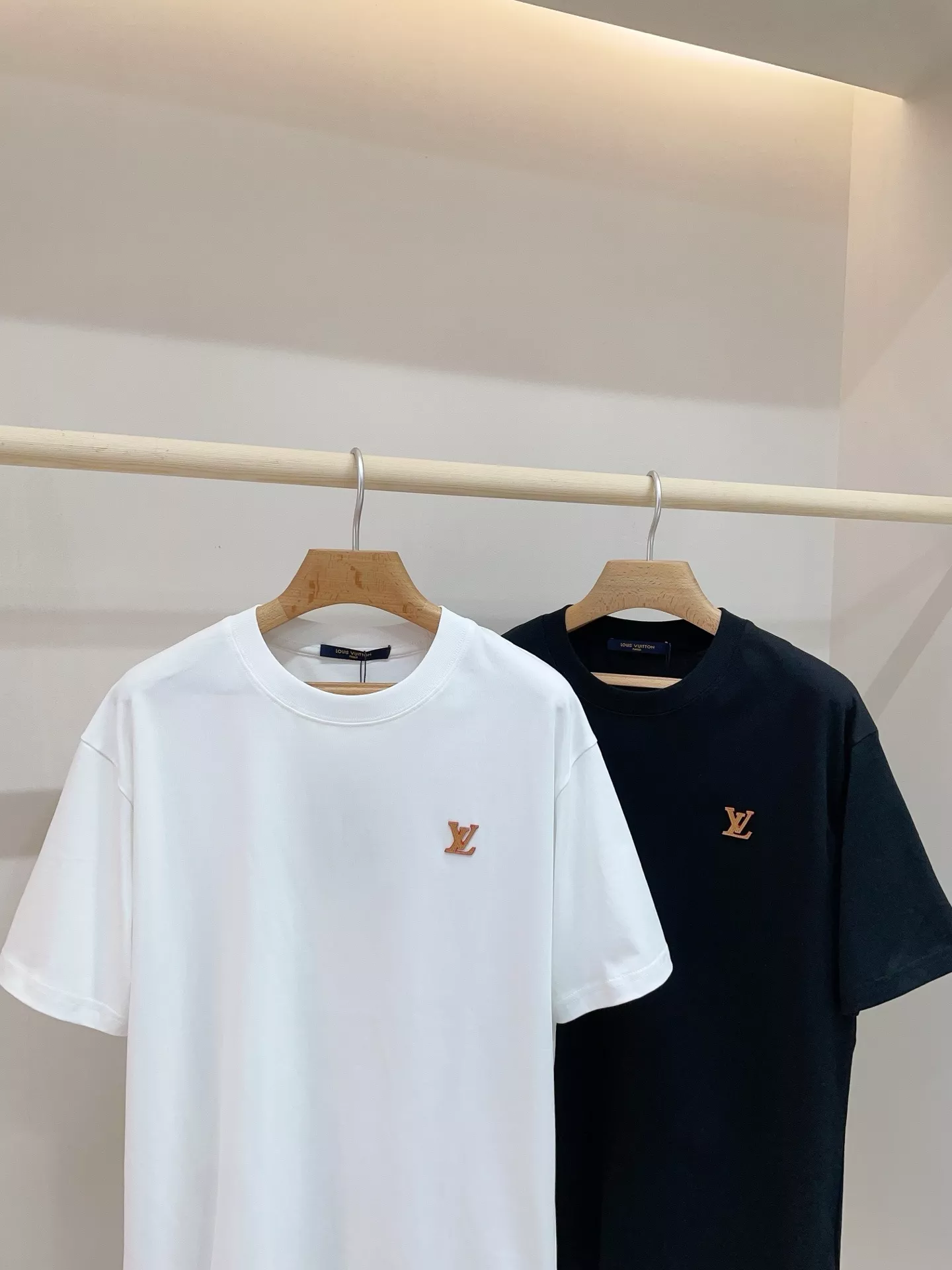 루이비통 입체 LV 포인트 반소매 티셔츠 상세 이미지 3