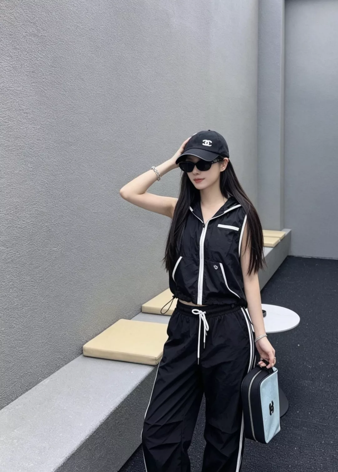 샤넬 배색 후드 민소매 베스트와 와이드 조거 팬츠 세트 상세 이미지 10