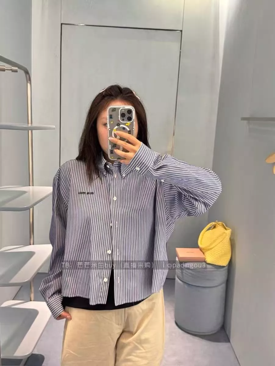 미우미우 스트라이프 자수 포인트 셔츠 상세 이미지 4
