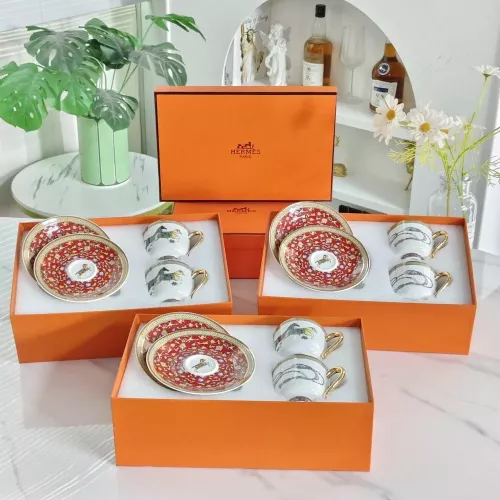에르메스 말 그림과 마차 끈 모티브의 찻잔과 컵받침 세트