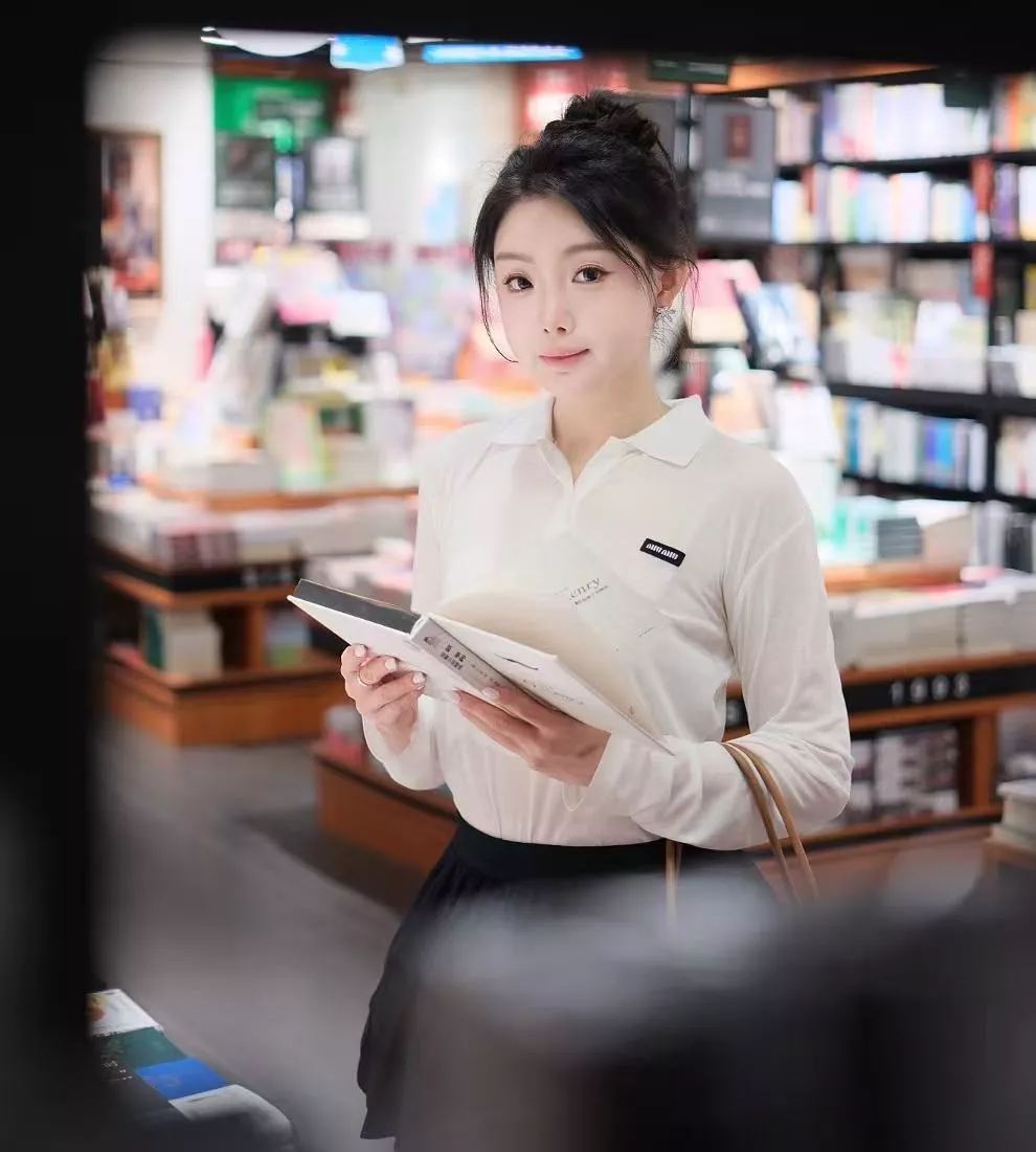 미우미우 폴로 칼라 디자인의 여성용 긴소매 니트 상의 상세 이미지 22