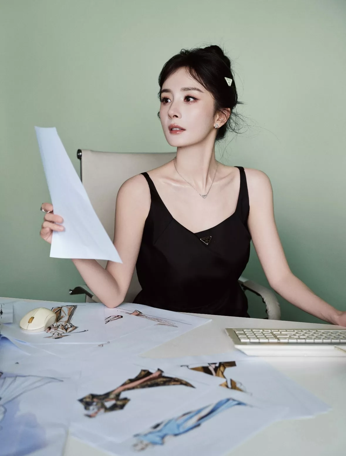 프라다 메탈 삼각 로고 장식 슬리브리스 원피스 상세 이미지 24