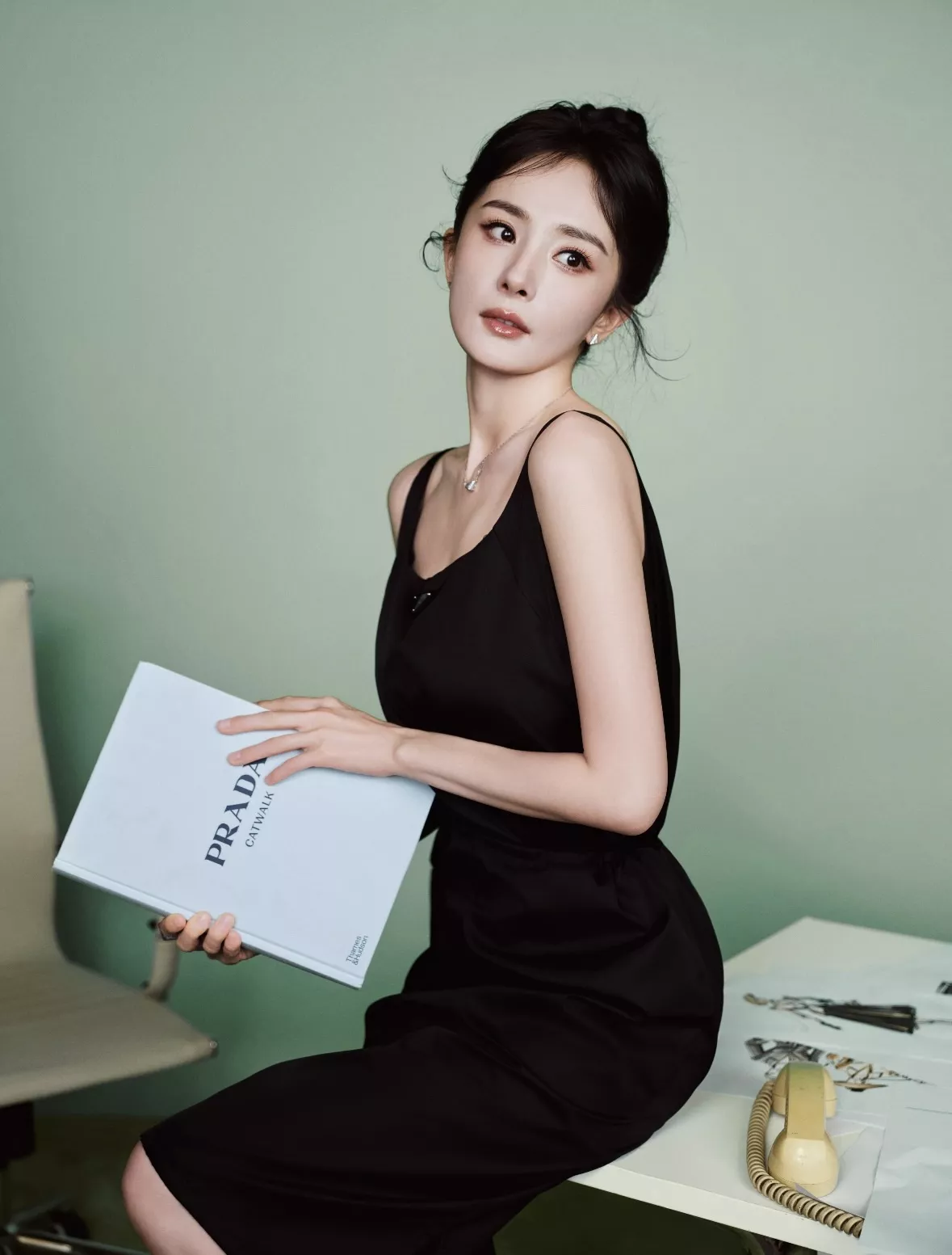 프라다 메탈 삼각 로고 장식 슬리브리스 원피스 상세 이미지 22