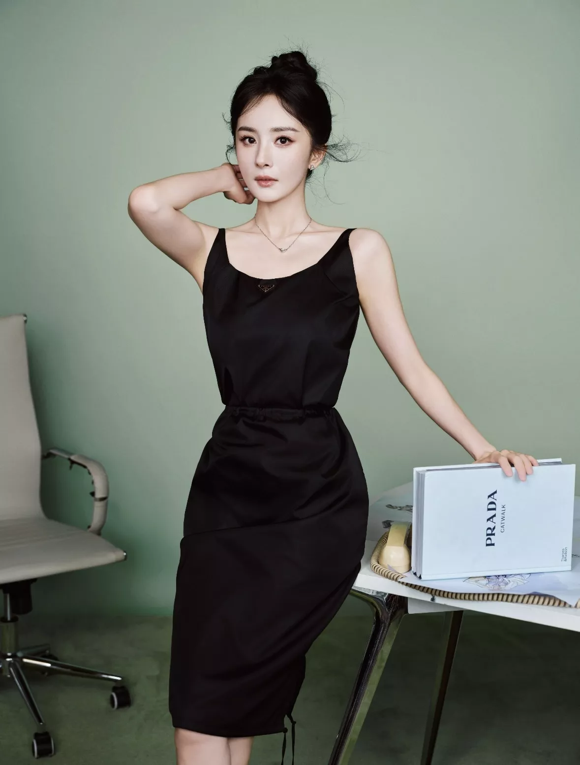 프라다 메탈 삼각 로고 장식 슬리브리스 원피스 상세 이미지 20