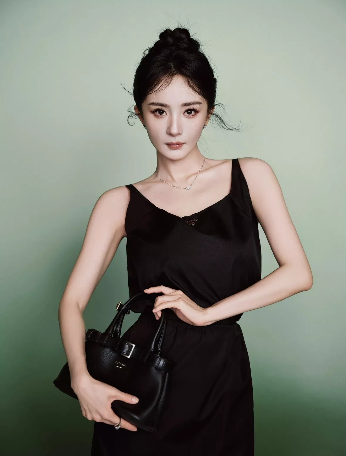 프라다 메탈 삼각 로고 장식 슬리브리스 원피스 상세 이미지 10