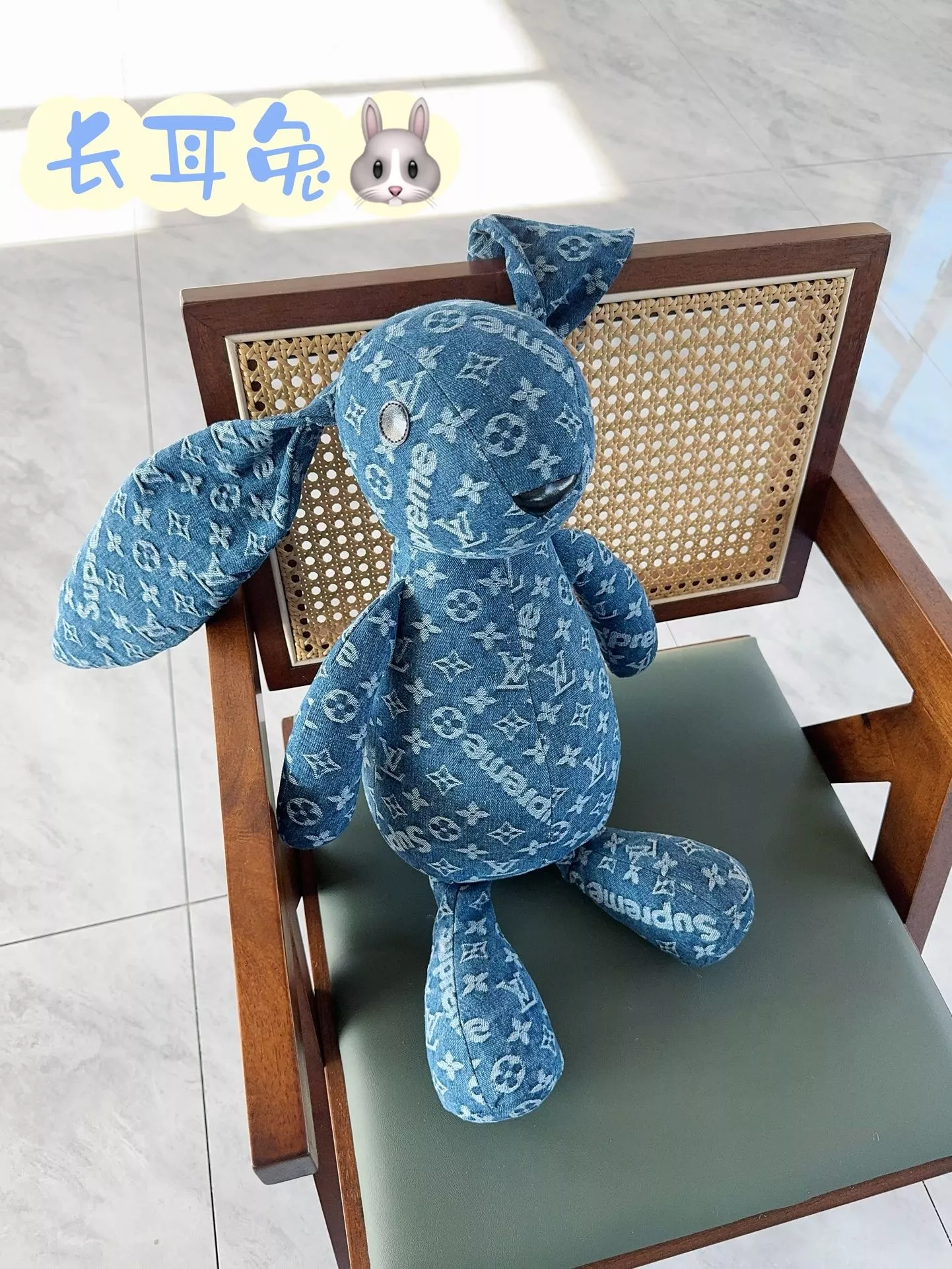 루이비통 롱이어 래빗 인형 상세 이미지 3