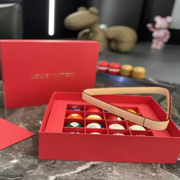 루이비통 플라워 모티프 디자인의 포켓볼 세트