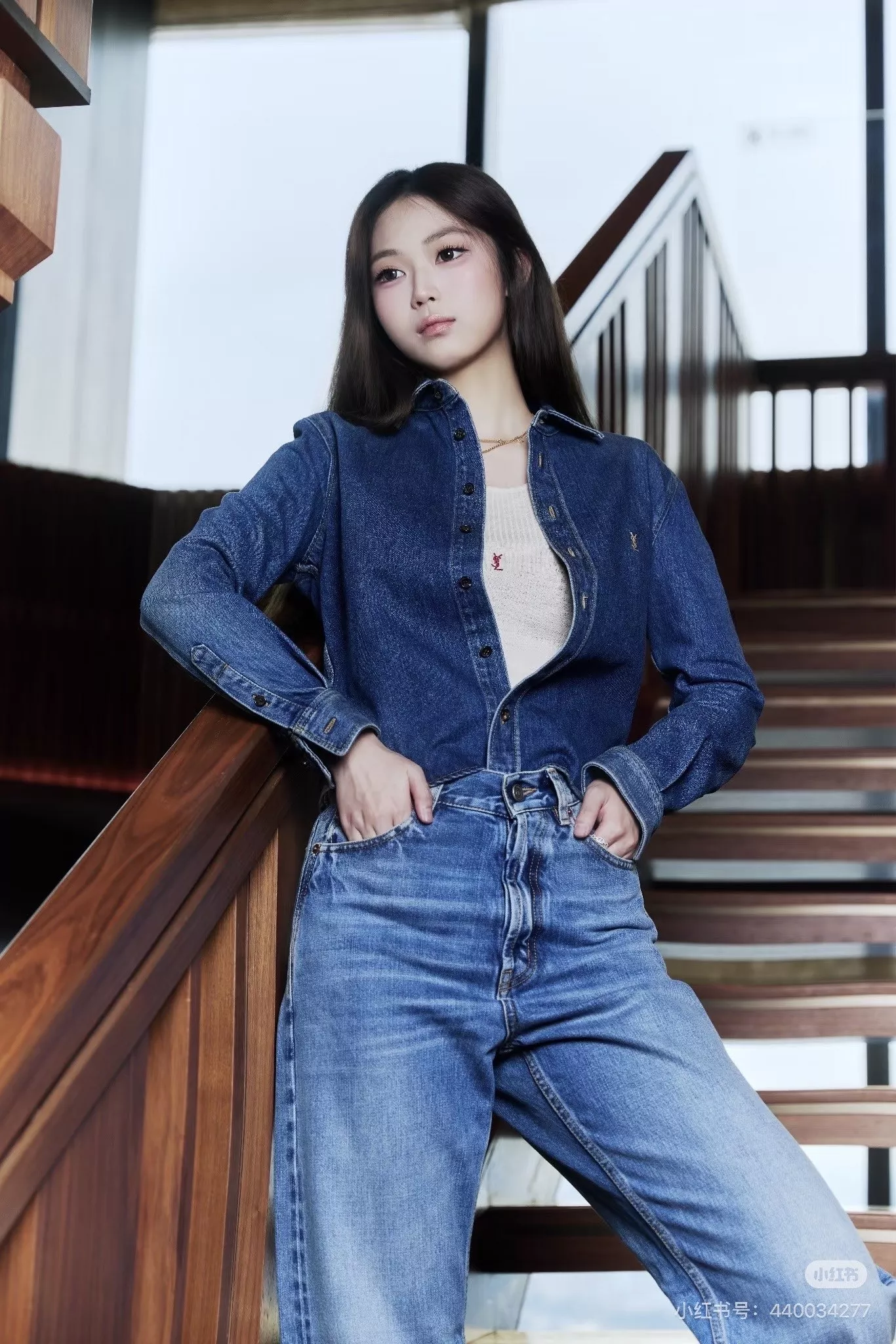 입생로랑 자수 로고 포인트 크롭 데님 셔츠 상세 이미지 43
