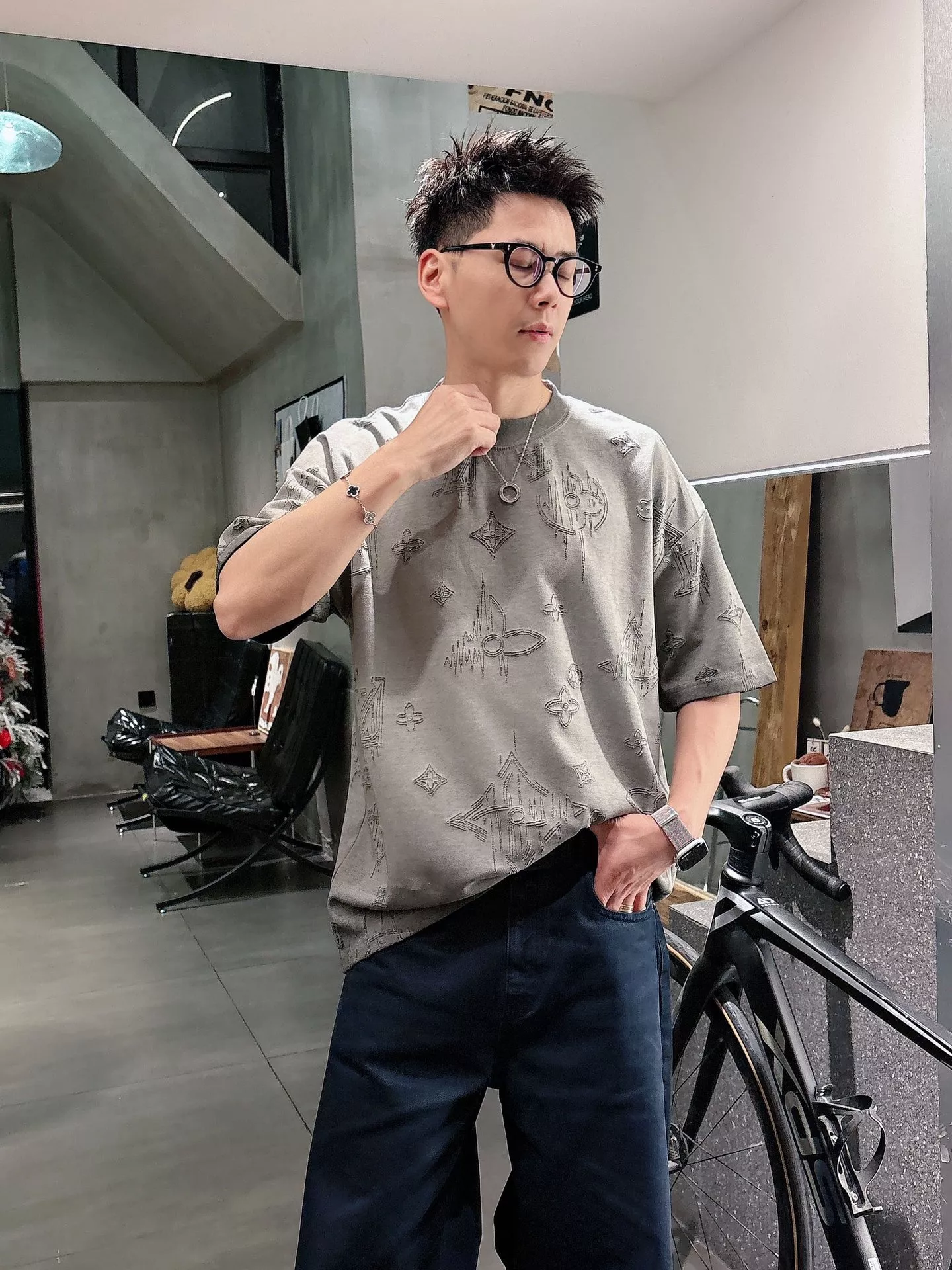 루이비통 로고 번아웃 자카드 반소매 티셔츠 상세 이미지 10