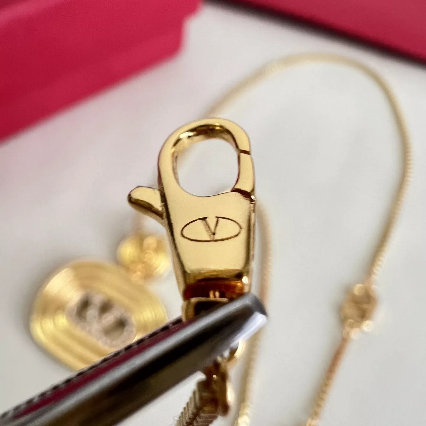 발렌티노 로고 포인트 펜던트 목걸이 상세 이미지 6