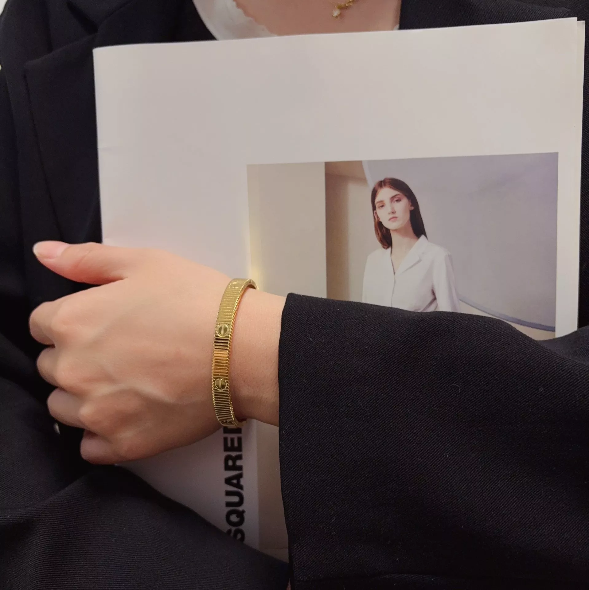 까르띠에 좁은 폭 디자인의 뱅글 팔찌 상세 이미지 4