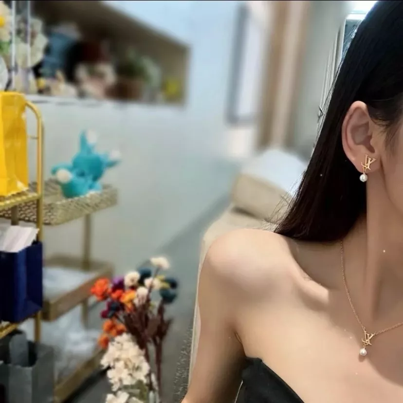 루이비통 LV 레터 장식 목걸이 상세 이미지 5