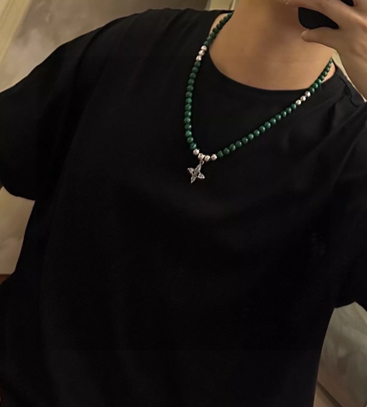 루이비통 마노와 실버 톤 포인트가 어우러진 빈티지 스타일 목걸이 상세 이미지 3