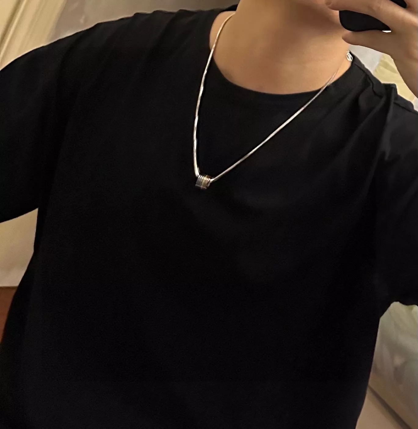 루이비통 복고 무드의 실버 톤 체인 목걸이 상세 이미지 9