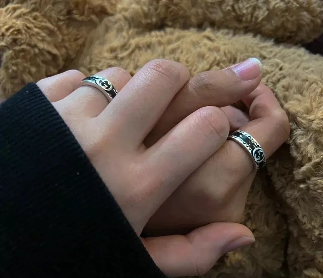 구찌 블랙 에나멜 인터로킹 더블 G 반지 상세 이미지 9