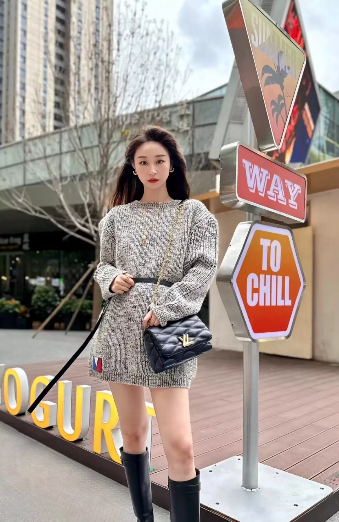 루이비통 로고 장식 비대칭 진주 이어링 상세 이미지 11