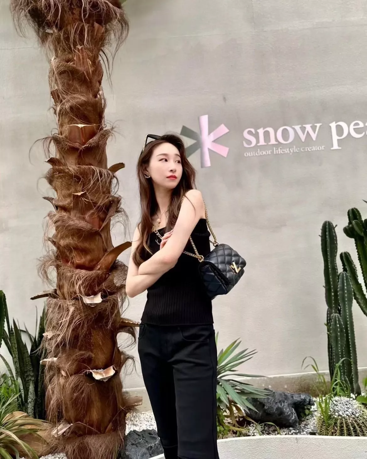 루이비통 로고 장식 비대칭 진주 이어링 상세 이미지 10