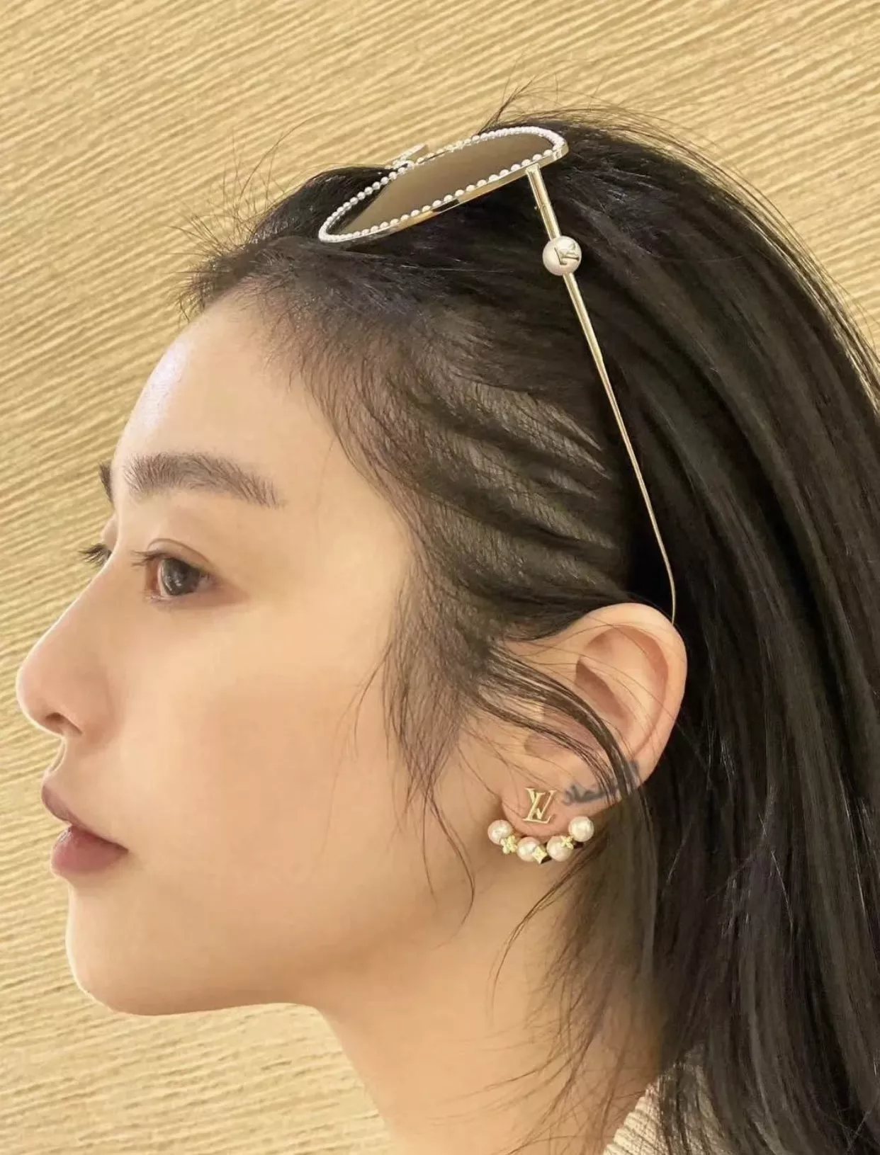 루이비통 로고 장식 비대칭 진주 이어링 상세 이미지 20